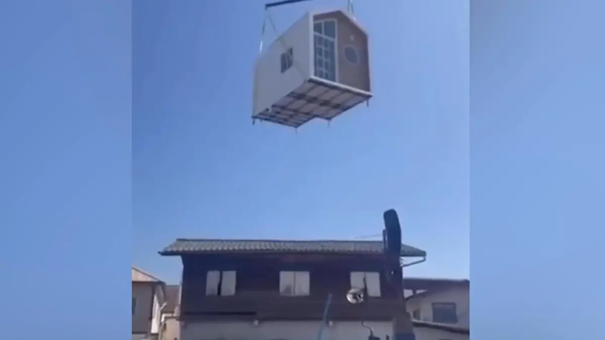 Kranfahrer verliert Kontrolle! Fertighaus kracht auf Familienhaus Anwohner eingeschlossen