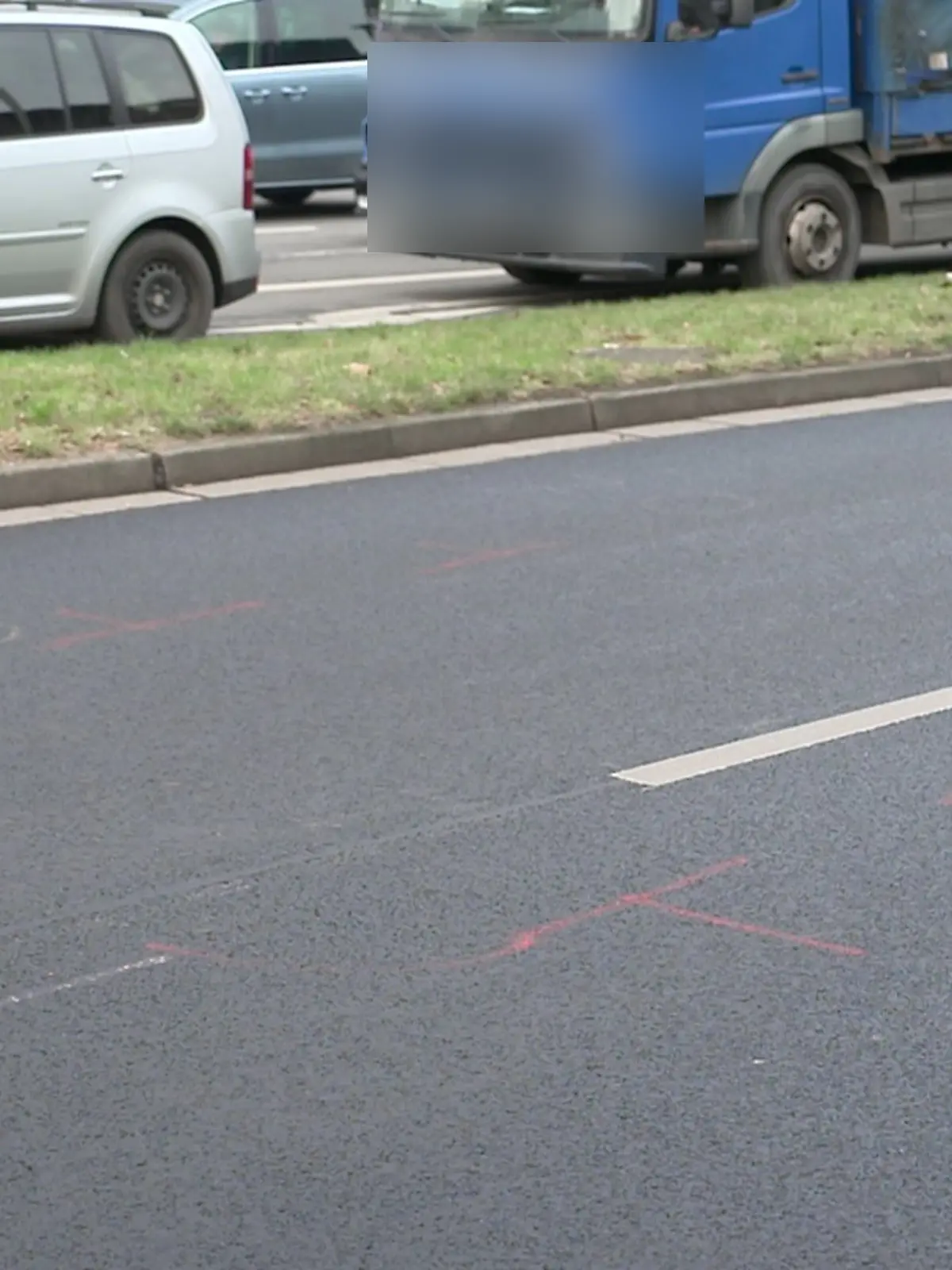 Ein zwölfjähriges Mädchen ist an einer Fußgängerampel in Gelsenkirchen von einem abbiegenden Lastwagen erfasst und tödlich verletzt worden. Die Polizei hat die Unfallstelle mit Farbe markiert.