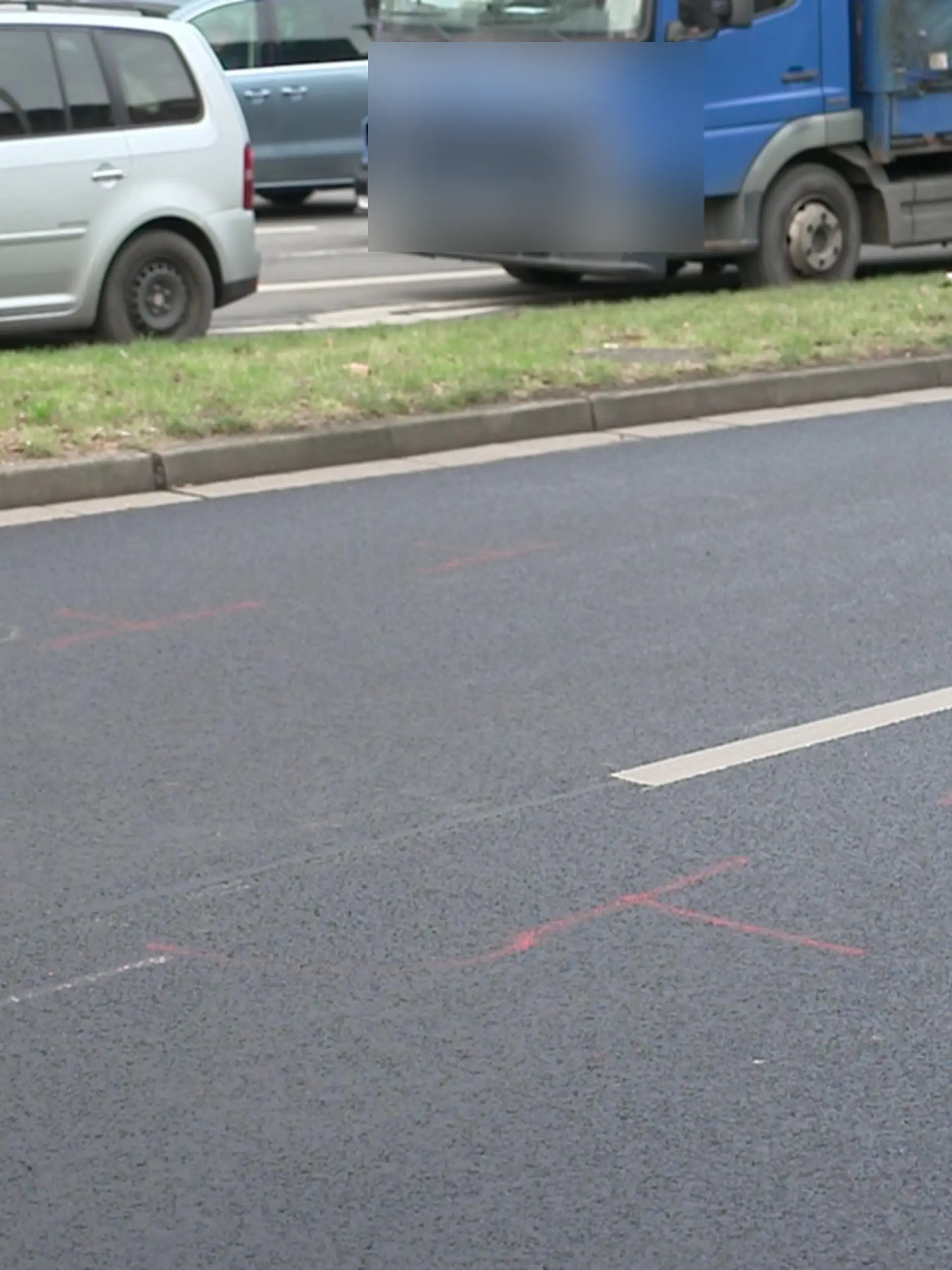 Ein zwölfjähriges Mädchen ist an einer Fußgängerampel in Gelsenkirchen von einem abbiegenden Lastwagen erfasst und tödlich verletzt worden. Die Polizei hat die Unfallstelle mit Farbe markiert.