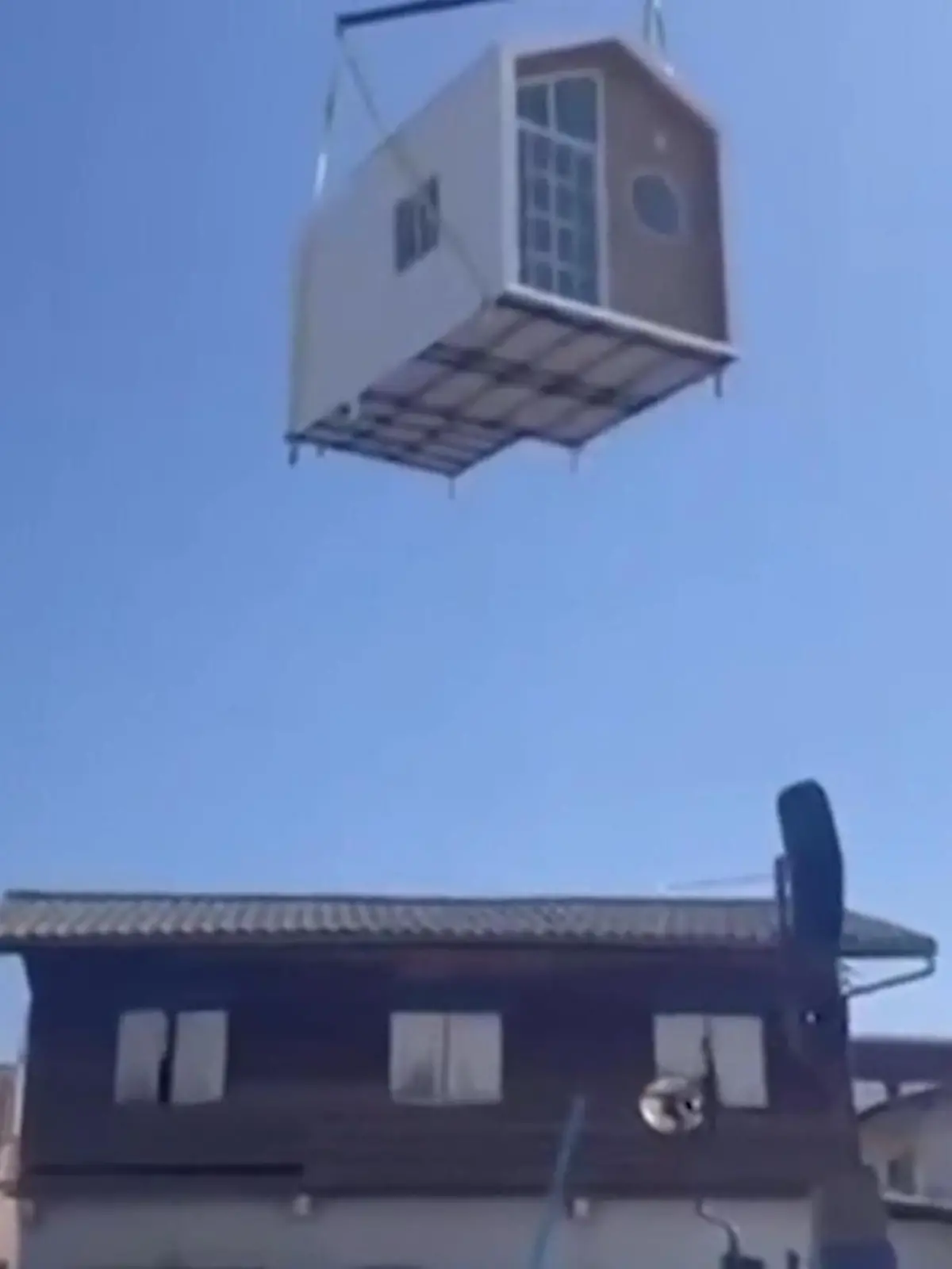 Bild zu: "Kranfahrer verliert Kontrolle! Fertighaus kracht auf Familienhaus"