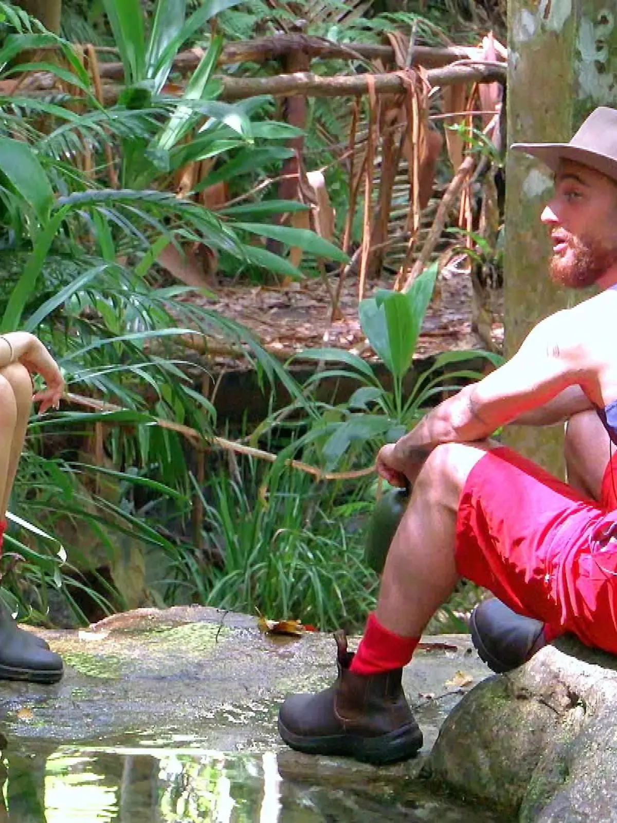 Umut Tekin und Ariel versuchen am Dschungelweiher ihre „Love-Story”-Geschichte zu klären.