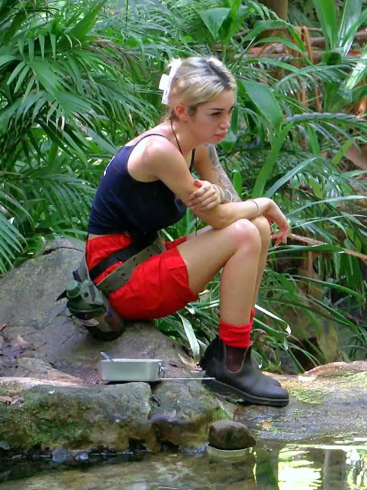 Umut Tekin und Ariel versuchen am Dschungelweiher ihre „Love-Story”-Geschichte zu klären.