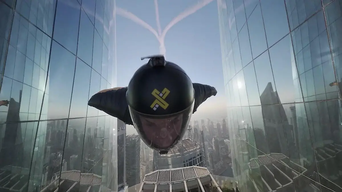 Waghalsiger-Stunt-in-Dubai-Skydiver-springt-aus-Flugzeug-und-gleitet-durch-Ciel-Tower