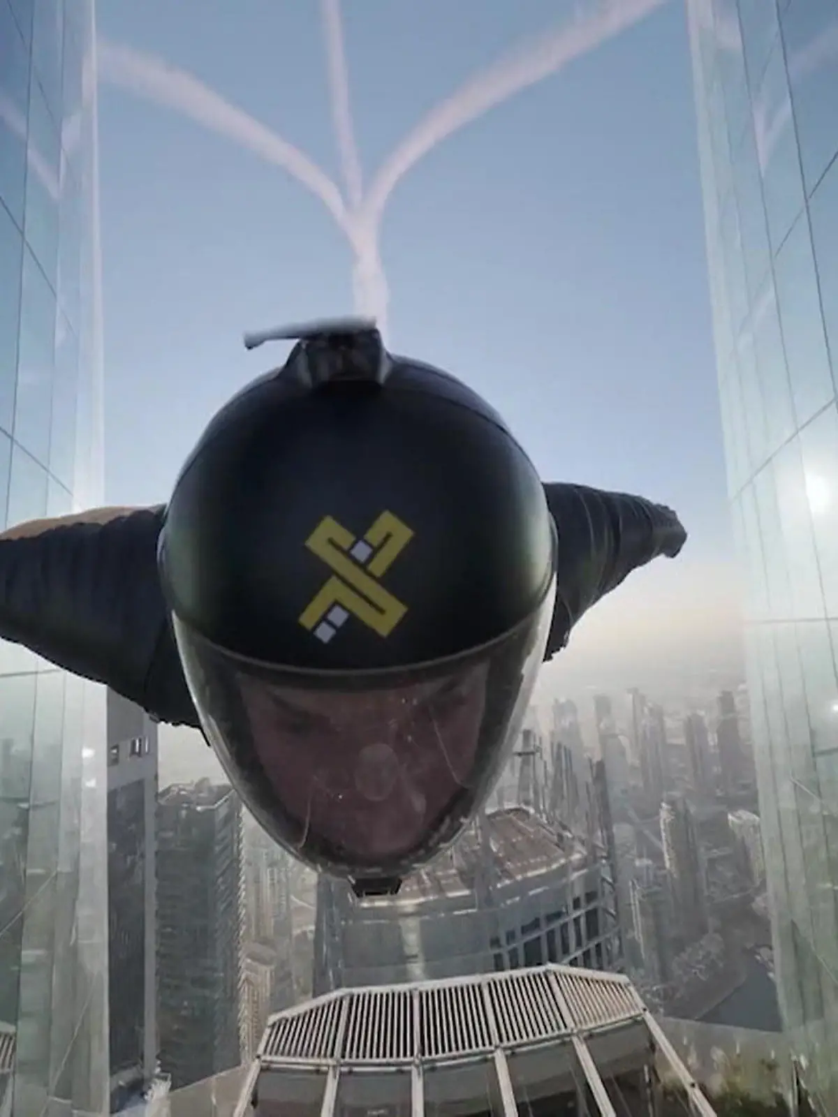 Bild zu: "Waghalsiger Stunt! Skydiver fliegt durch höchstes Hotel der Welt"