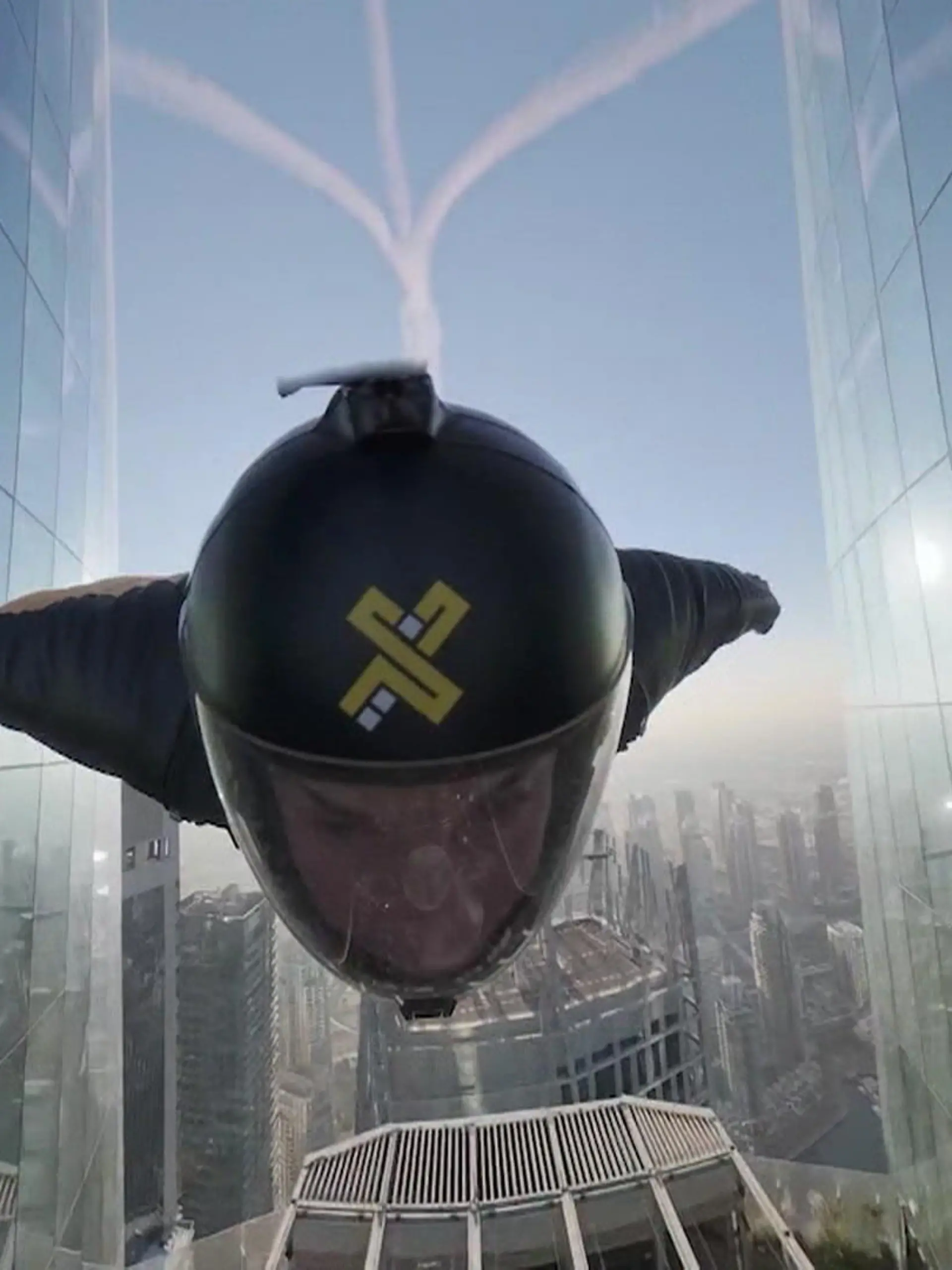 Bild zu: "Waghalsiger Stunt! Skydiver fliegt durch höchstes Hotel der Welt"
