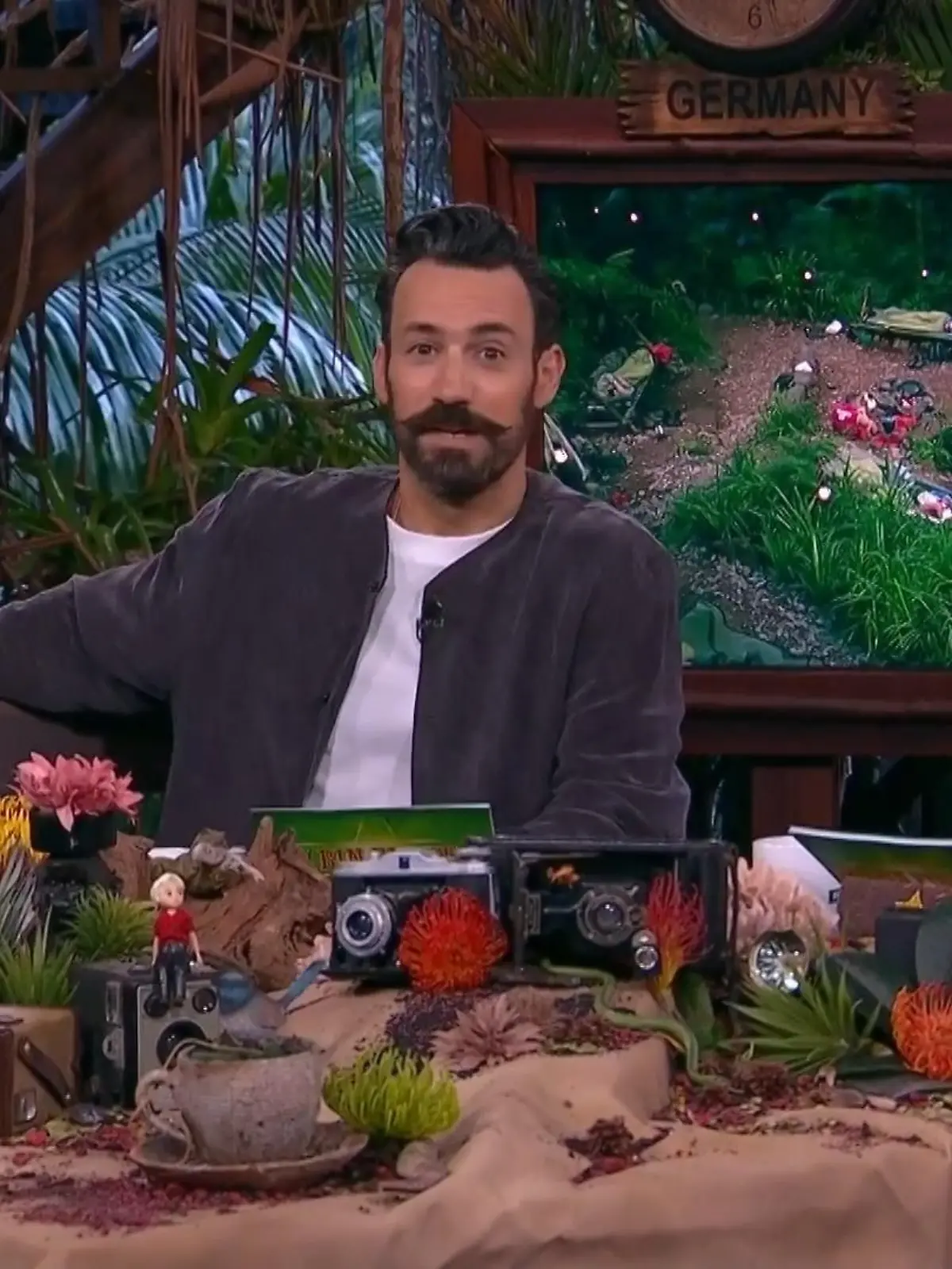 Jan Köppen und Sonja Zietlow im Dschungelcamp