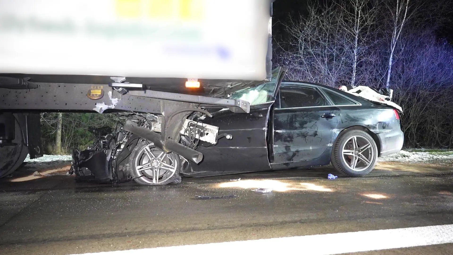 Das Auto hat sich unter dem Lkw komplett verkeilt.