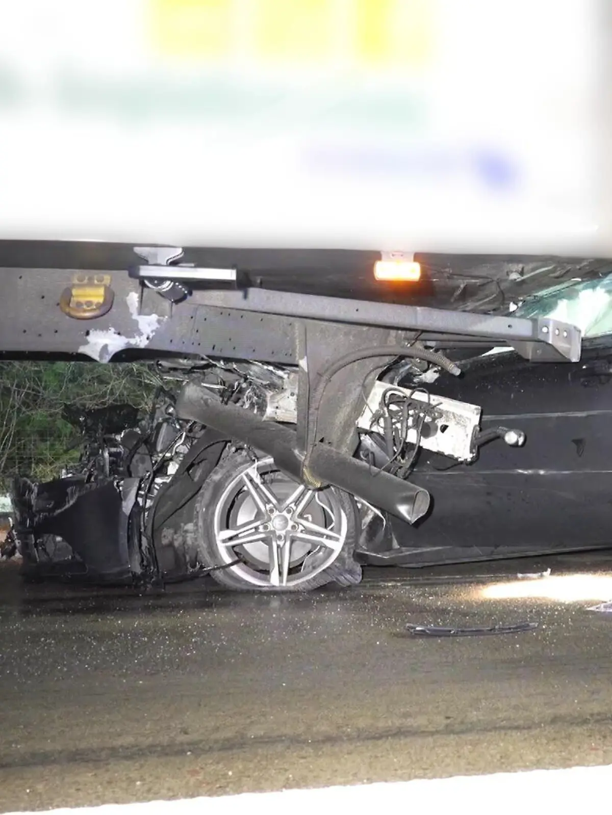 Bild zu: "Hunderte Meter von Lkw mitgeschleift! Autofahrer (30) stirbt"