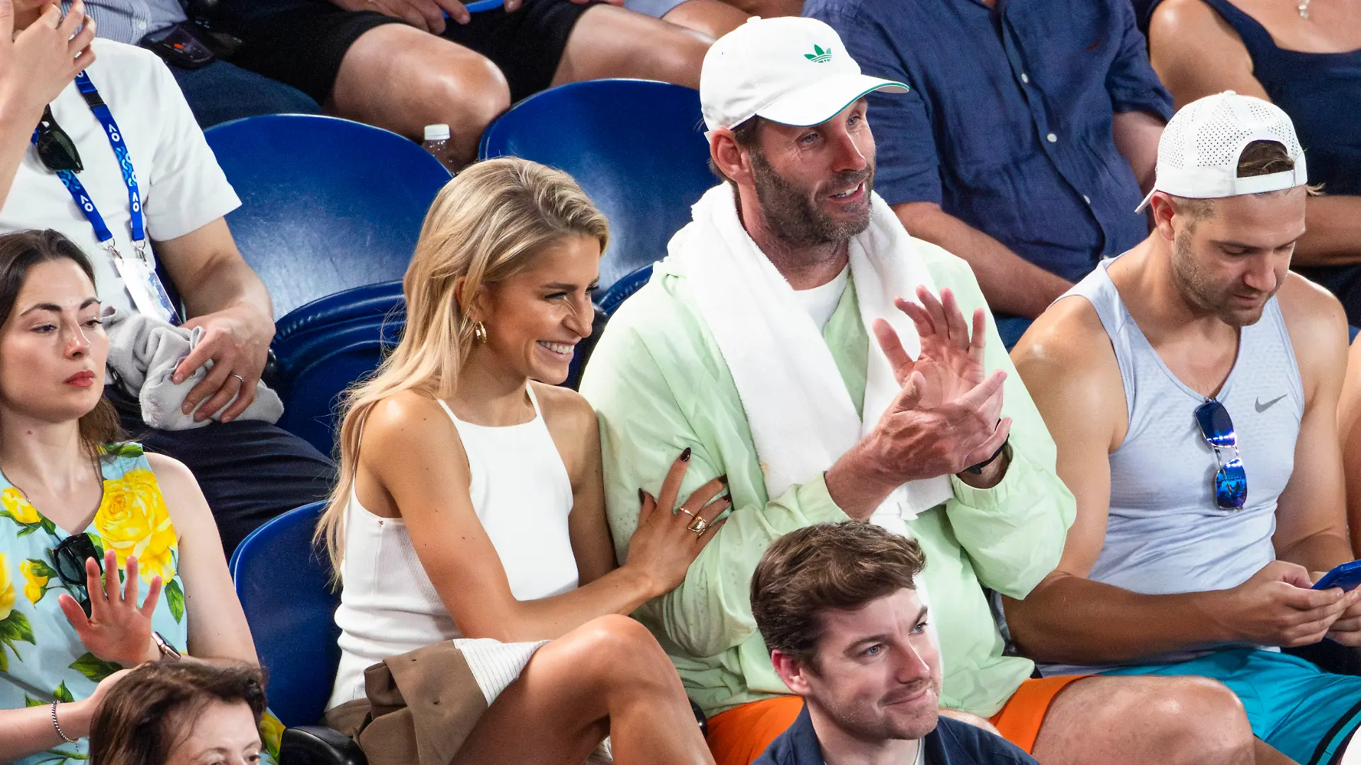 Caro Daur verfolgt zusammen mit Bundestrainer Torben Beltz das Spiel von Alexander Zverev bei den Australian Open
