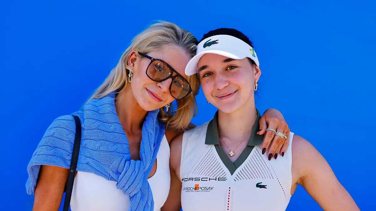 Eigentlich ist Caro Daur in Australien, um Tennisspielerin Eva Lys zu unterstützen