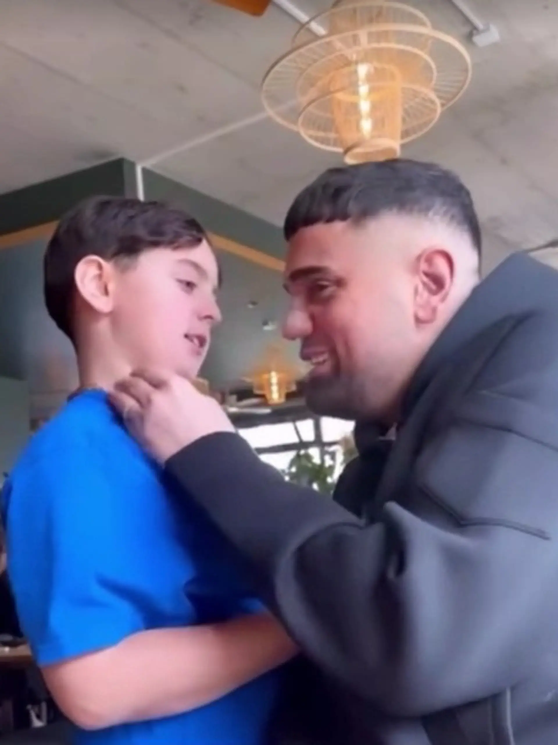In seinem Instagram-Beitrag zeigt sich der Rapper Haftbefehl mit neuer Nase nach seiner OP.