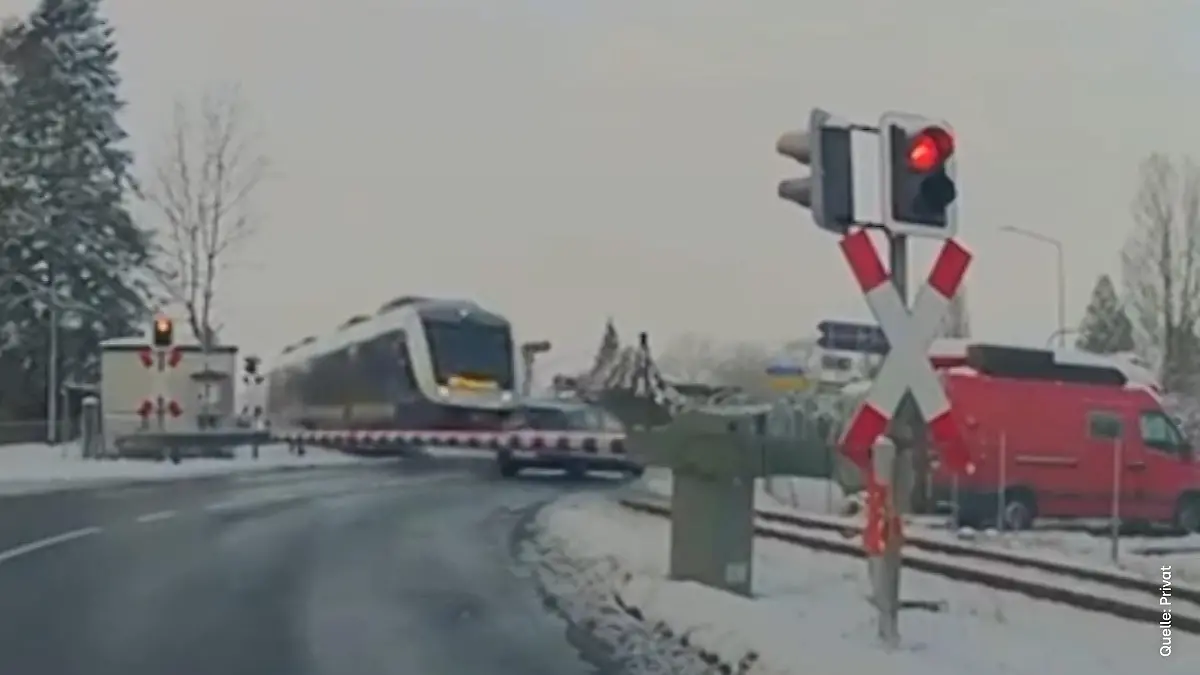 Horror-Crash auf dem Bahnübergang! Zug schleudert Auto von Schienen Fahrer begeht Unfallflucht