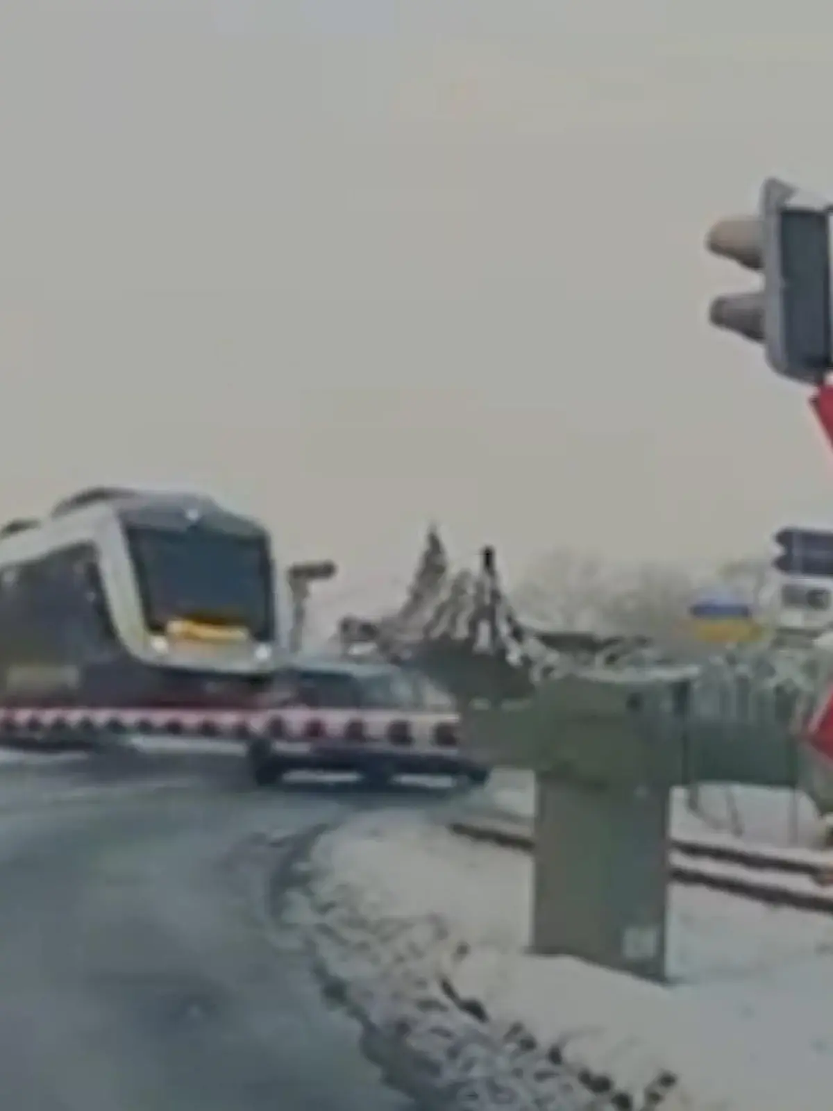 Bild zu: "Horror-Crash auf dem Bahnübergang! Zug schleudert Auto von Schienen"