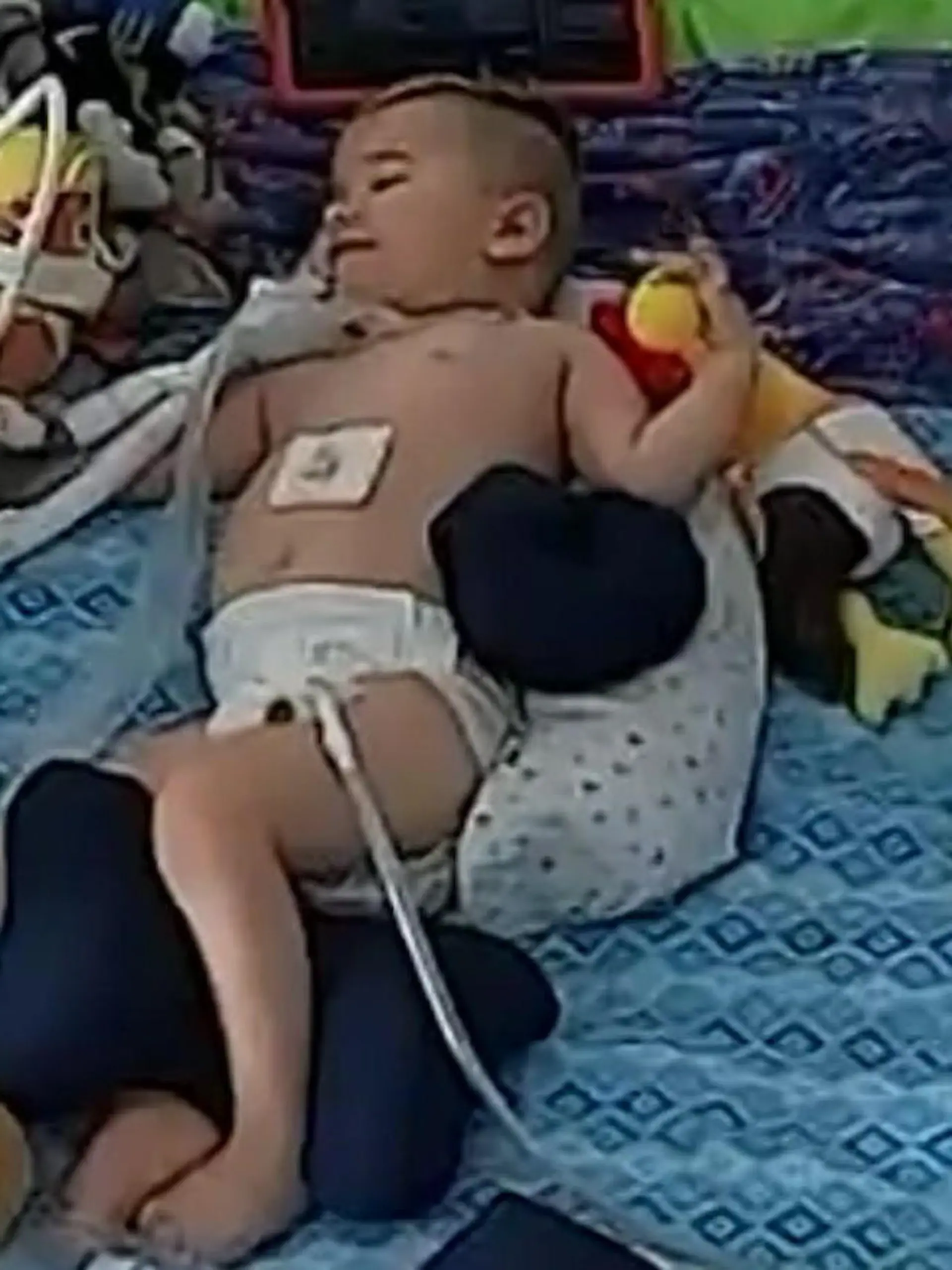 Bild zu: "Kleiner Olli (2) bewegt Arme und Beine zum ersten Mal"