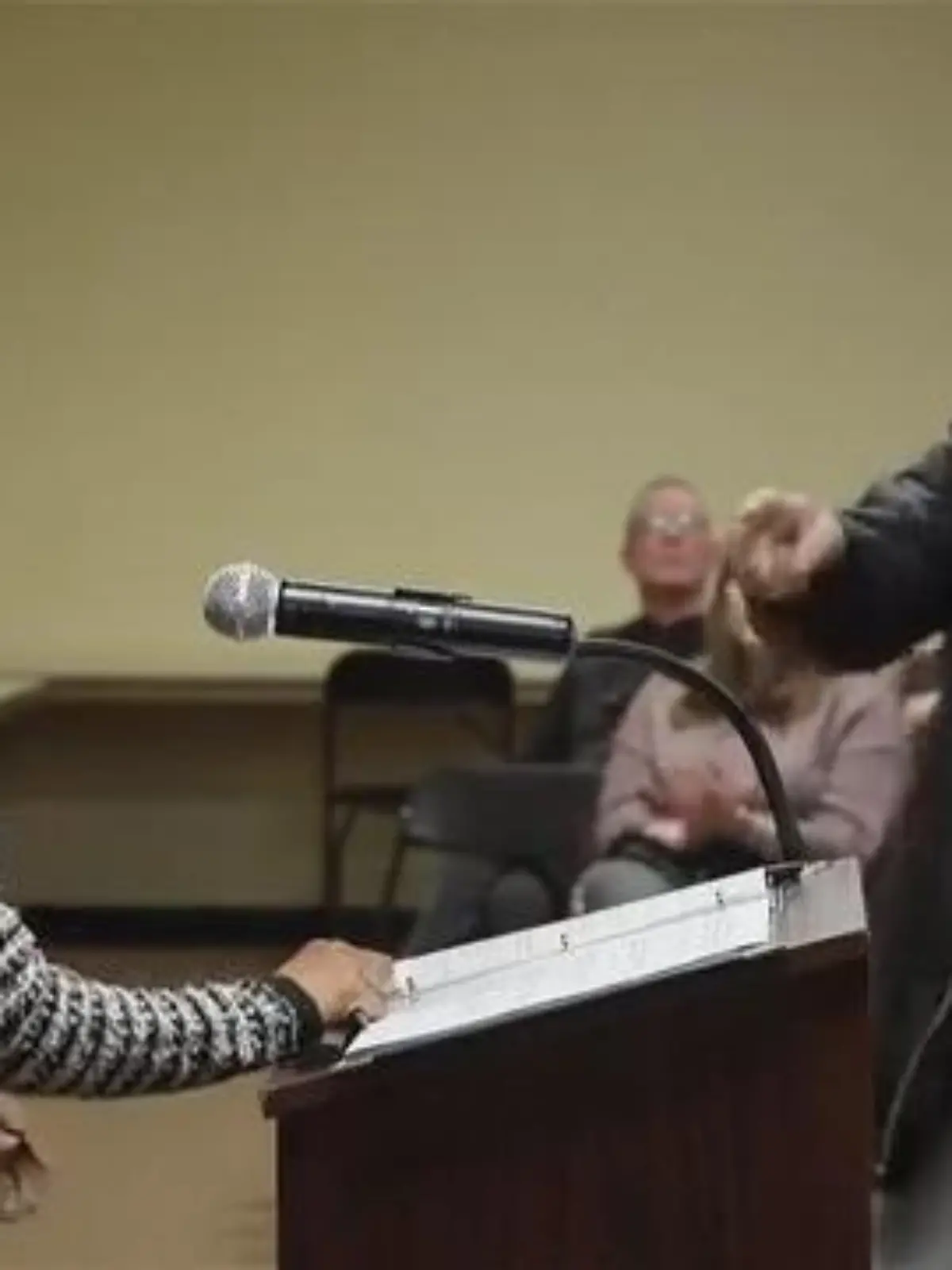 Bild zu: "Während ihrer Rede – Angriff auf US-Politikerin!"