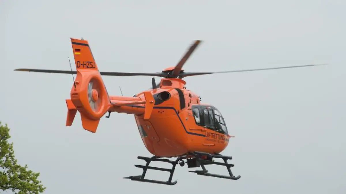 Ein Rettungshubschrauber ist im Einsatz