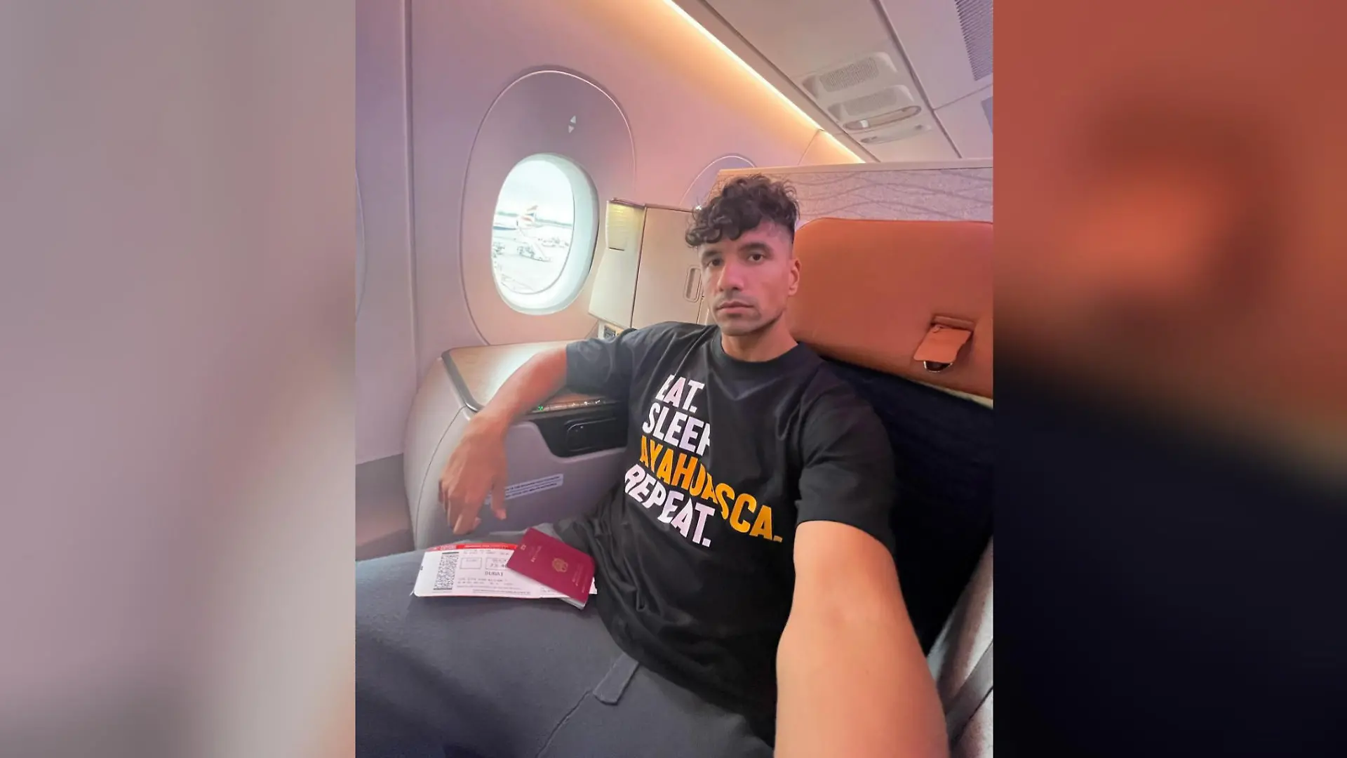 Selfie von Julian Zietlow, der im Flieger von Berlin nach Dubai sitzt.