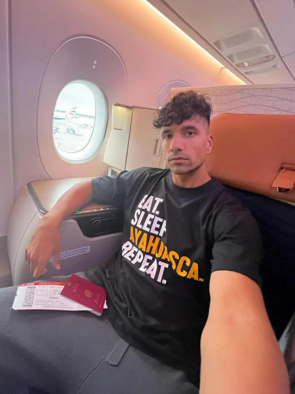 Selfie von Julian Zietlow, der im Flieger von Berlin nach Dubai sitzt.