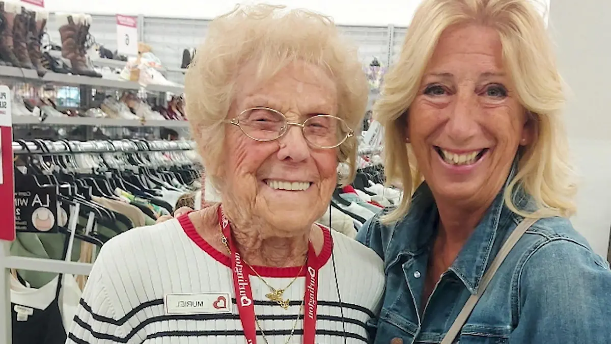 Muriel muss mit 92 Jahren noch arbeiten – bis zu DIESEM Aufruf! Schicksal rührt Kundin