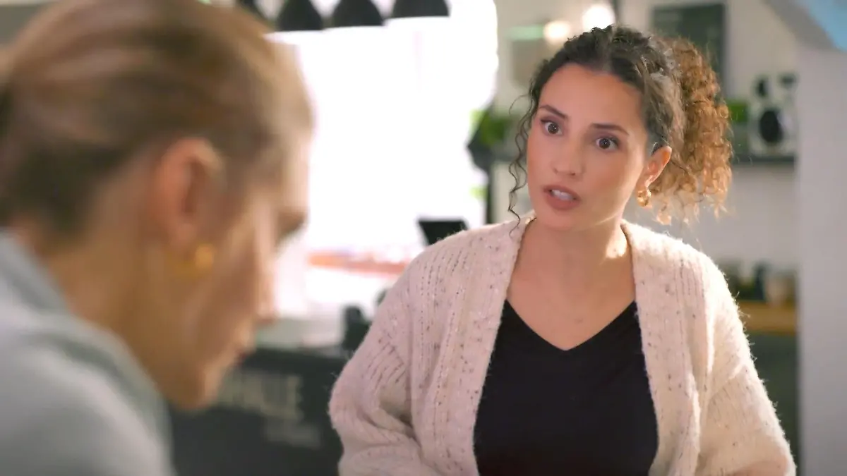 Unter uns: Naomi gerät mit Stella aneinander