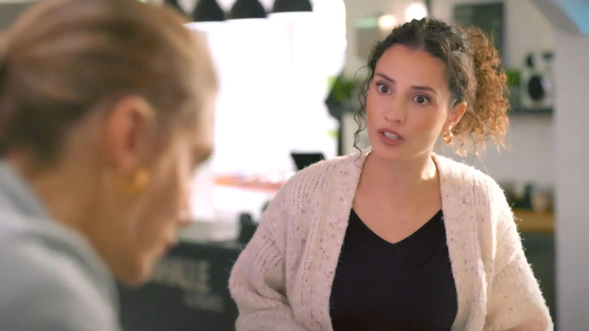 Naomi gerät mit Stella aneinander „Unter uns“-Folge vom 05.02.26 auf RTL+