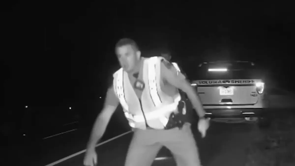 Helfer geraten in Lebensgefahr – weil Autofahrerin in Unfallstelle rast! „Sie kam direkt auf uns zu"