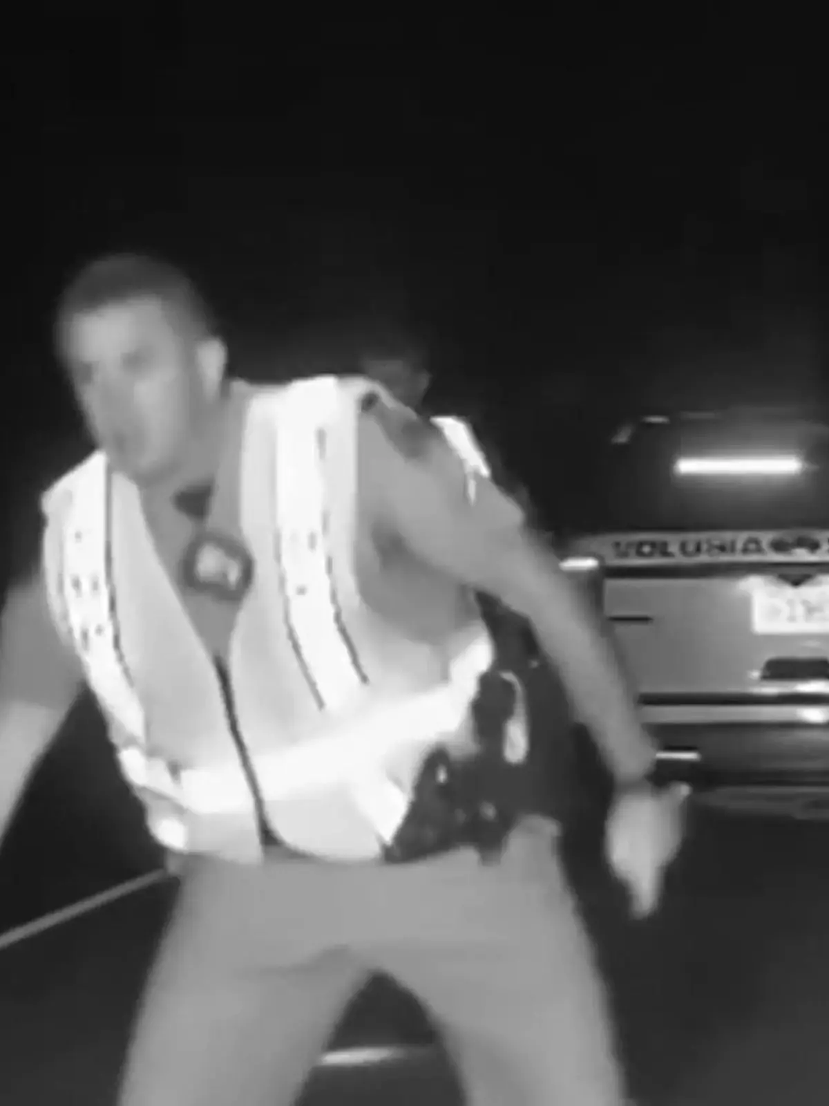 Bild zu: "Helfer geraten in Lebensgefahr – weil Autofahrerin in Unfallstelle rast!"