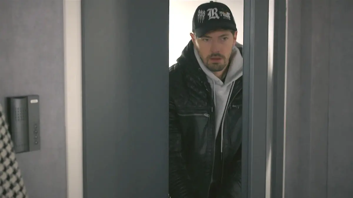 AWZ-Vorschau heute auf RTL+: Mika dringt in Imanis Wohnung ein