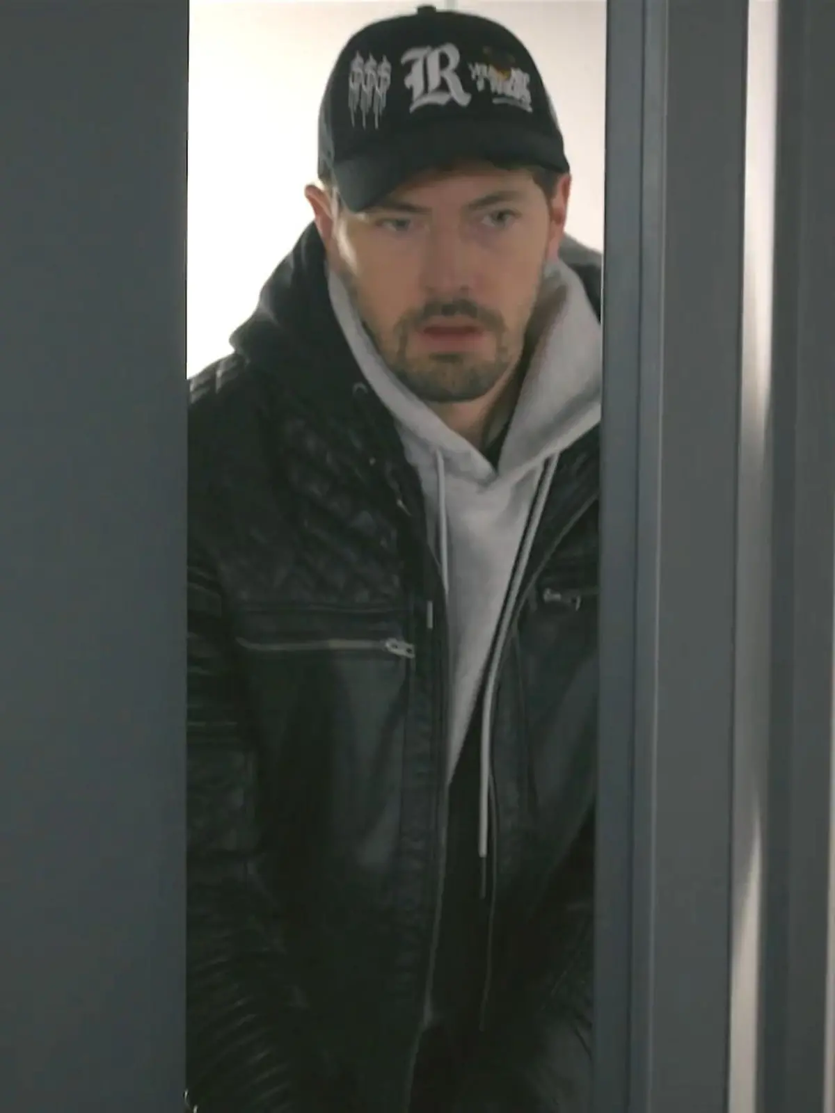 AWZ: Mika dringt in Imanis Wohnung ein