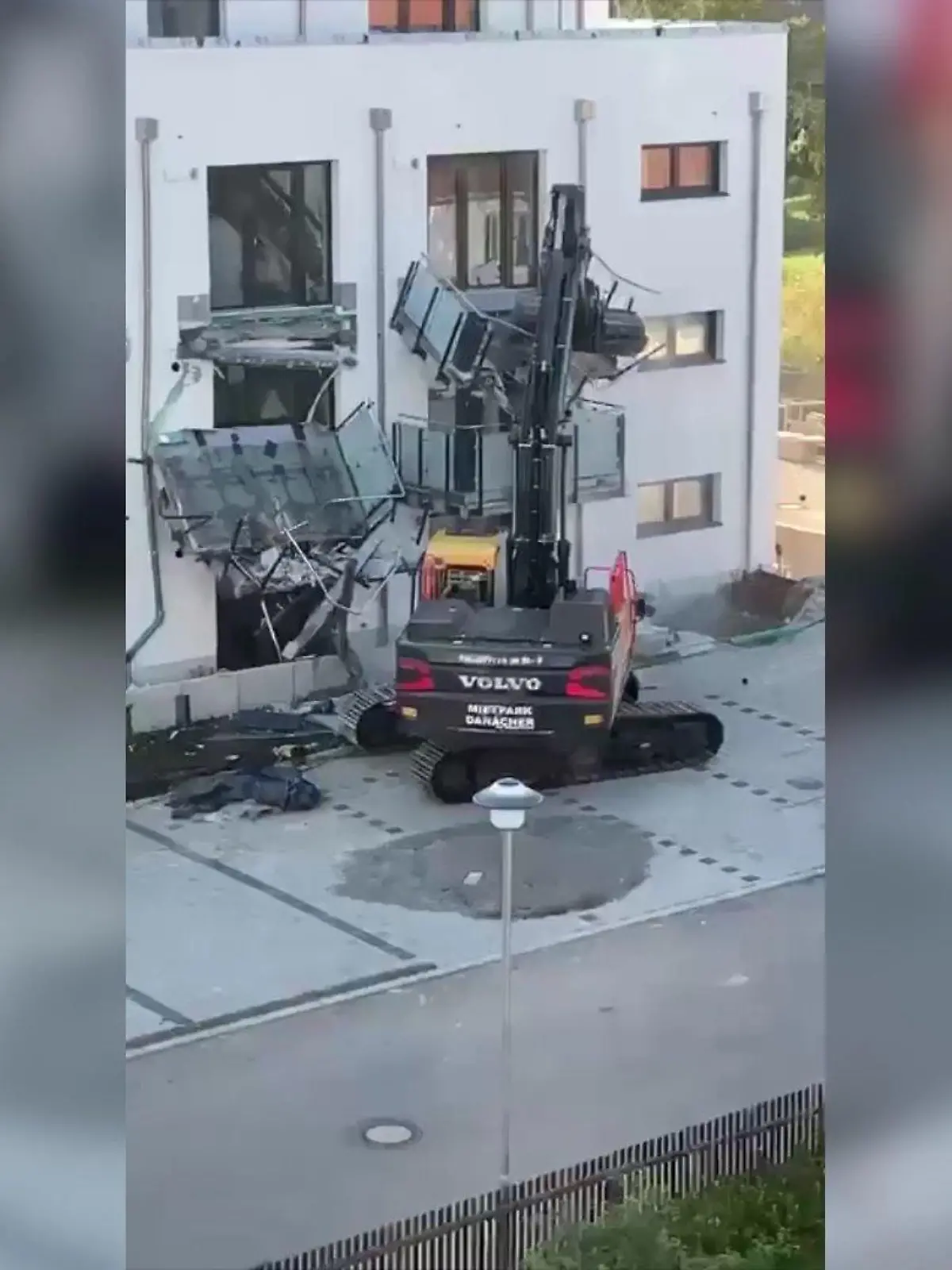 Immense Verwüstung: Mit dem Bagger reißt der 47-Jährige mehrere Balkone herunter.