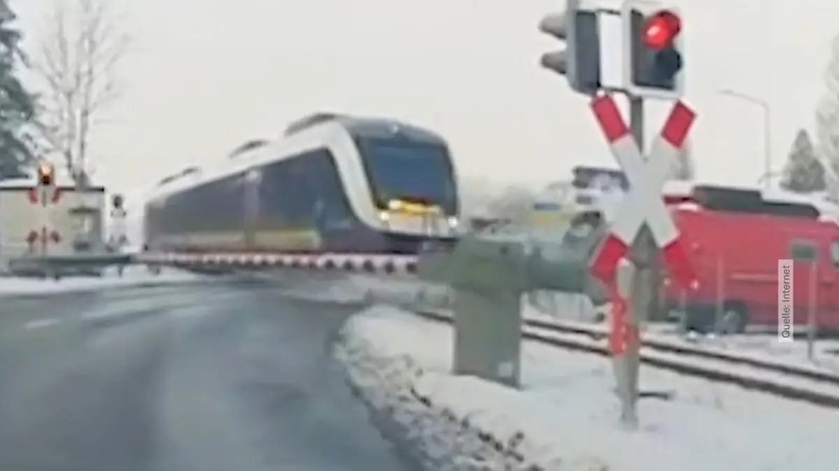 Zug crasht Auto Porta Westfalica