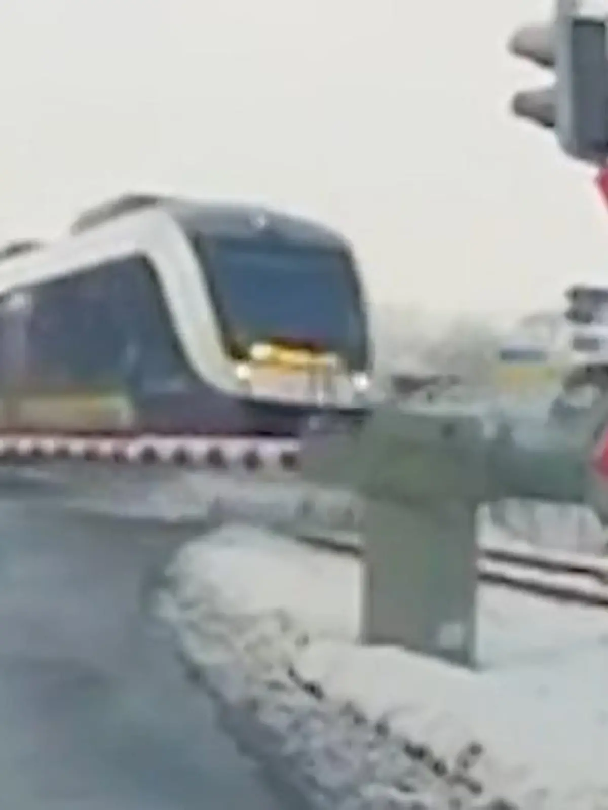 Bild zu: "Zug crasht Auto"