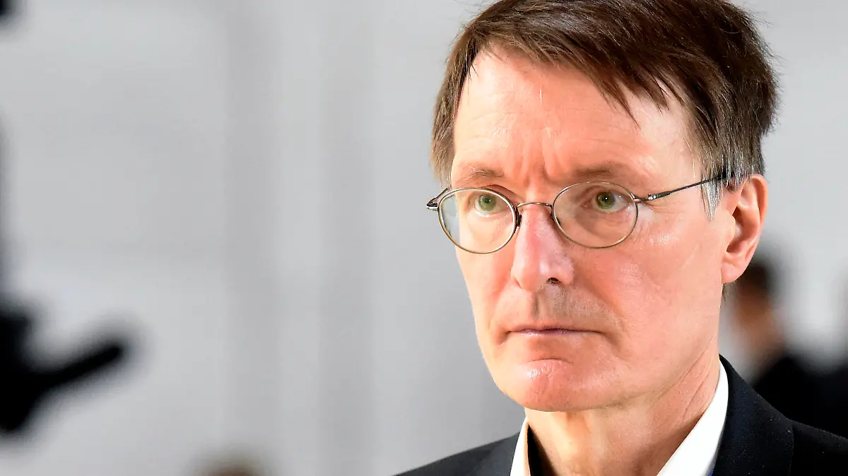  Karl Lauterbach bei einem Pressestatement am Rande der 222. Sitzung des Deutschen Bundestages im Reichstagsgebäude. Berlin, 16.04.2021 *** Karl Lauterbach during a press statement on the sidelines of the 222 session of the German Bundestag in the Reichstag building Berlin, 16 04 2021 Foto:xF.xKernx/xFuturexImage