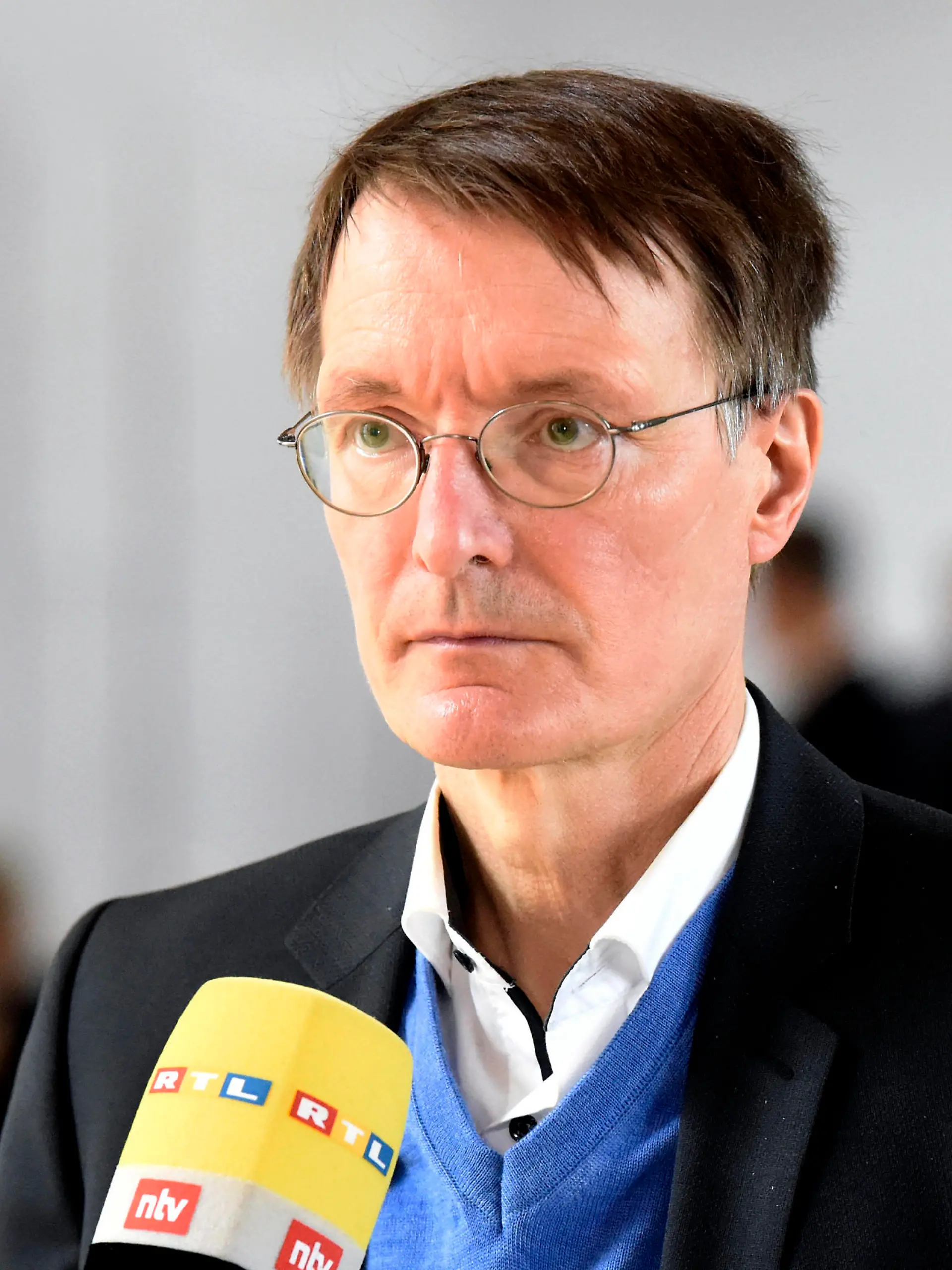  Karl Lauterbach bei einem Pressestatement am Rande der 222. Sitzung des Deutschen Bundestages im Reichstagsgebäude. Berlin, 16.04.2021 *** Karl Lauterbach during a press statement on the sidelines of the 222 session of the German Bundestag in the Reichstag building Berlin, 16 04 2021 Foto:xF.xKernx/xFuturexImage