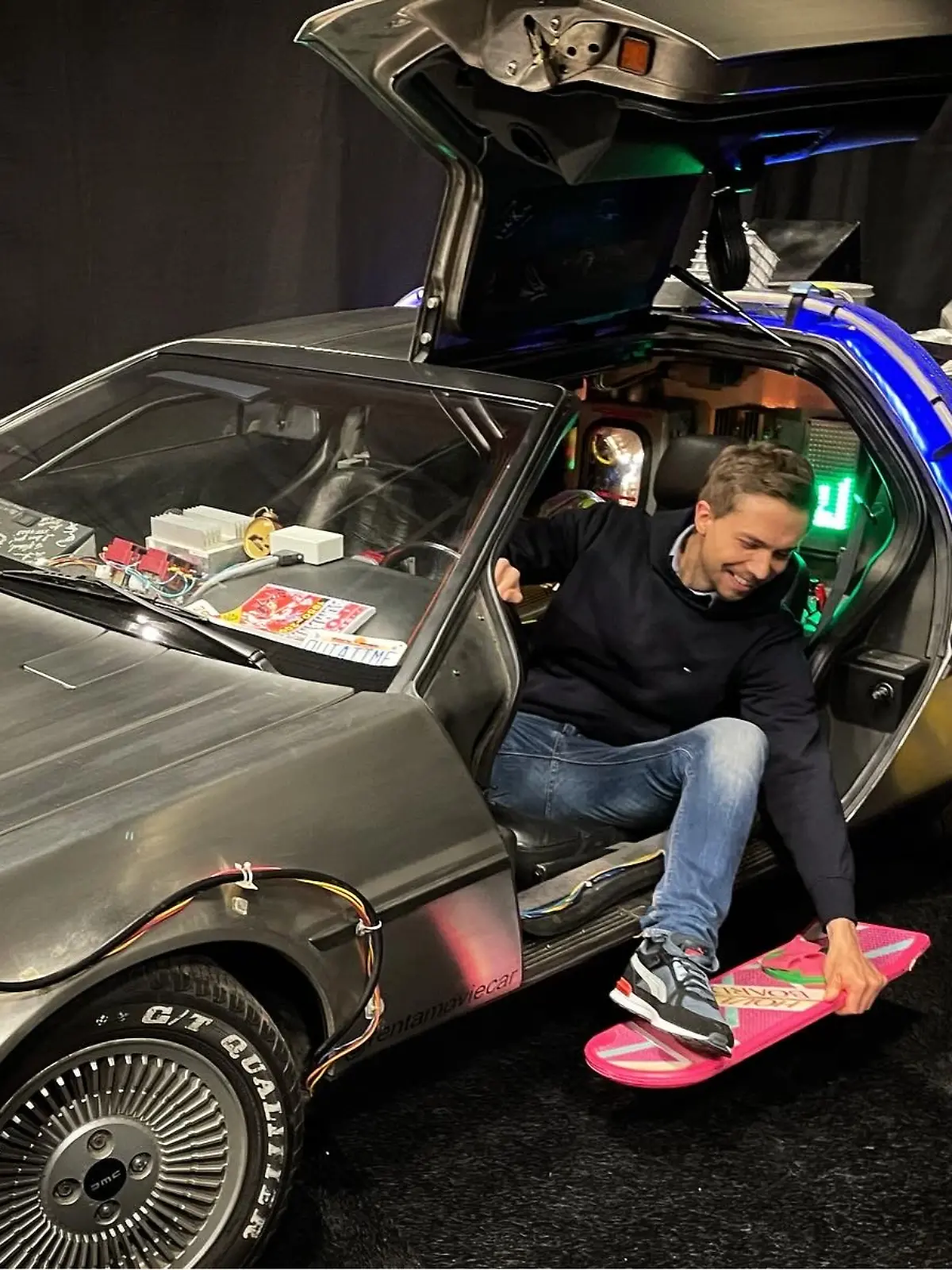 Christoph Hoffmann im DeLorean mit seinem Hoverboard