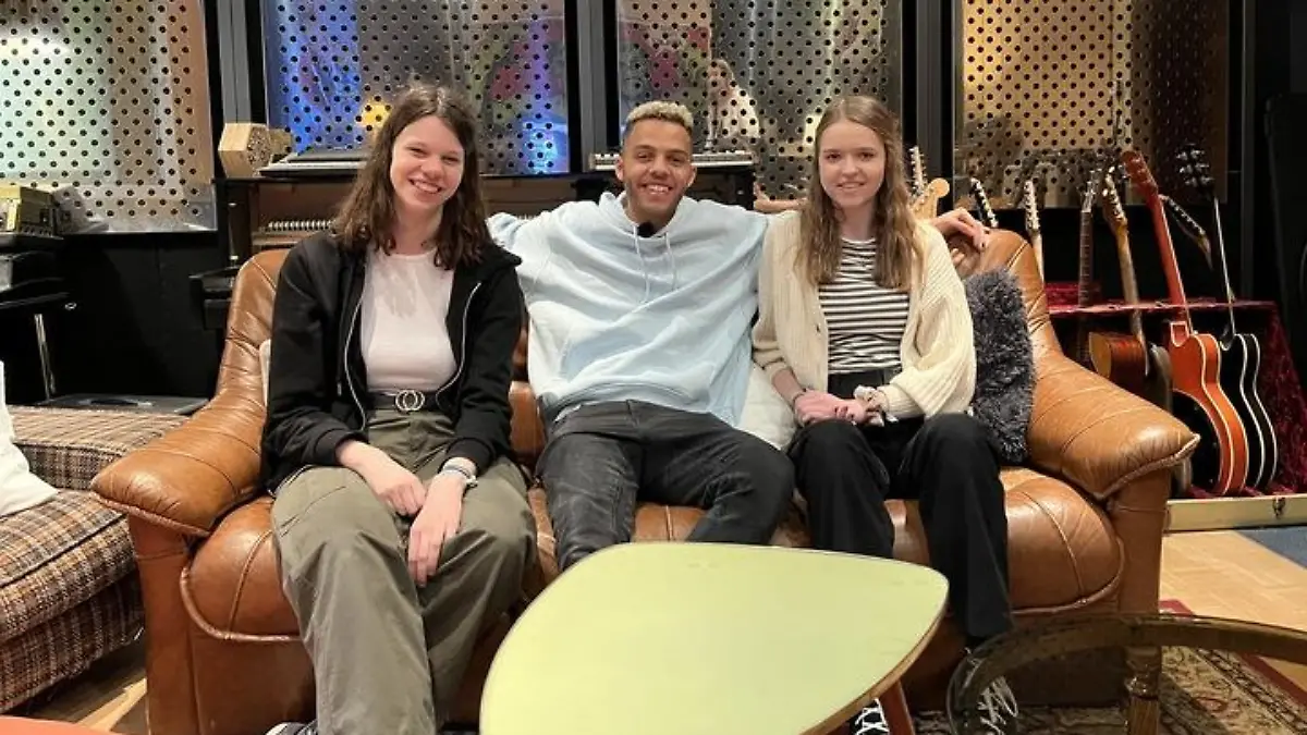 Anna (links) und Elisa (rechts) auf dem Sofa mit dem deutschen ESC-Kandidaten von 2022, Malik Harris.