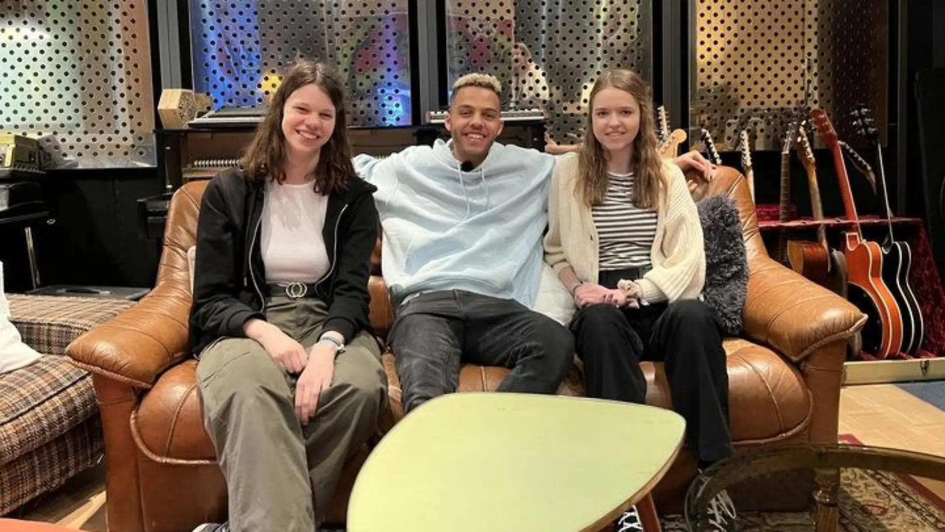 Anna (links) und Elisa (rechts) auf dem Sofa mit dem deutschen ESC-Kandidaten von 2022, Malik Harris.