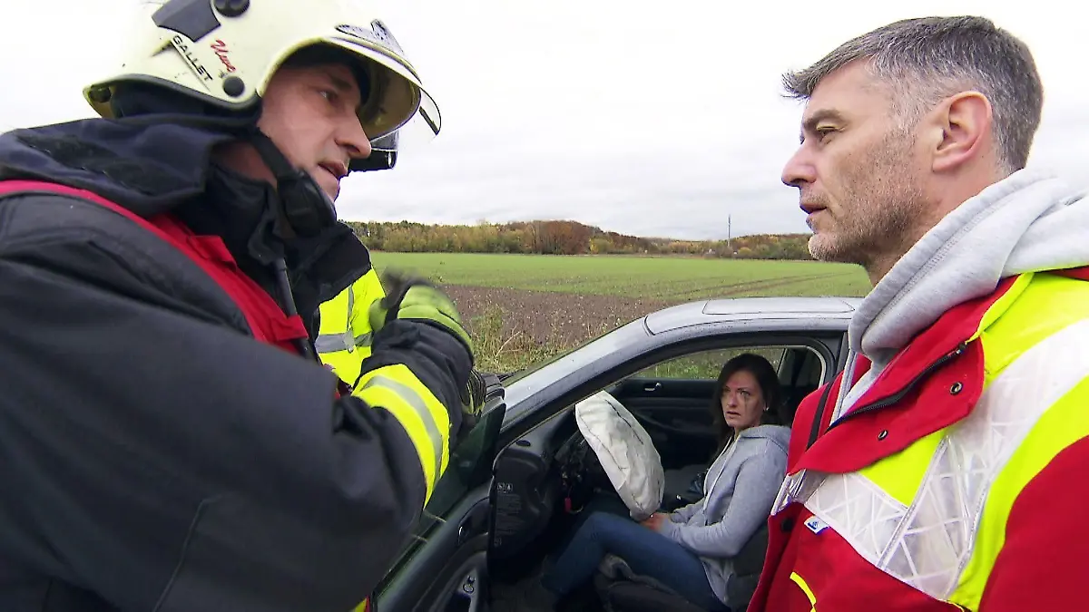 Autocrash mit fatalen Folgen / Grundschülerin raubt Rentnerin Bockwurst