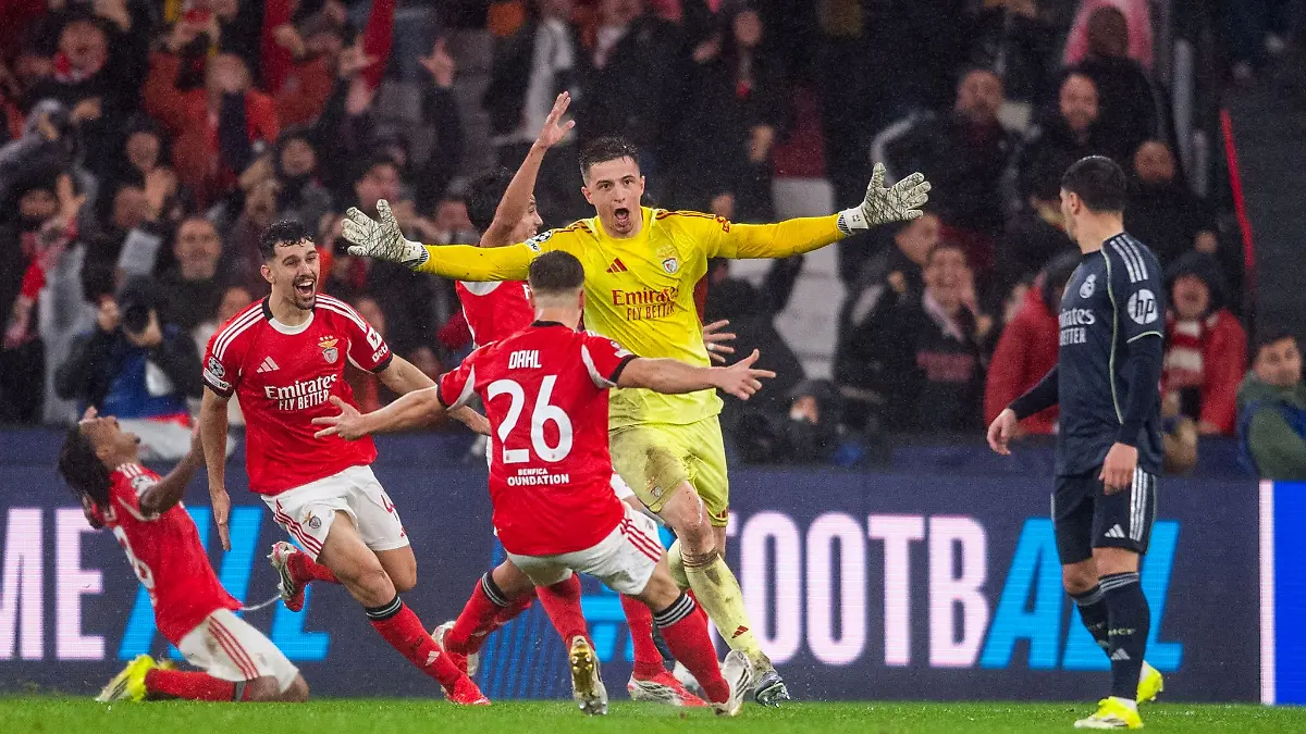 Der Startschuss zu wilden Jubelszenen in Lissabon: Torwart Trubin trifft zum 4:2.