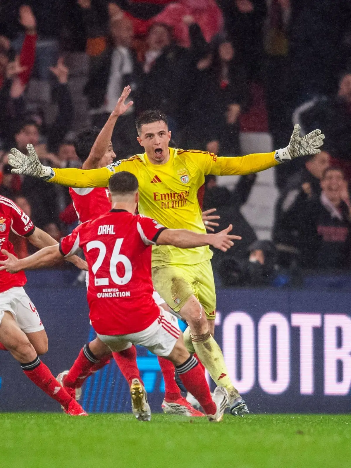 Bild zu: "Torwart trifft: Irrer Sieg von Mourinhos Team gegen Real"