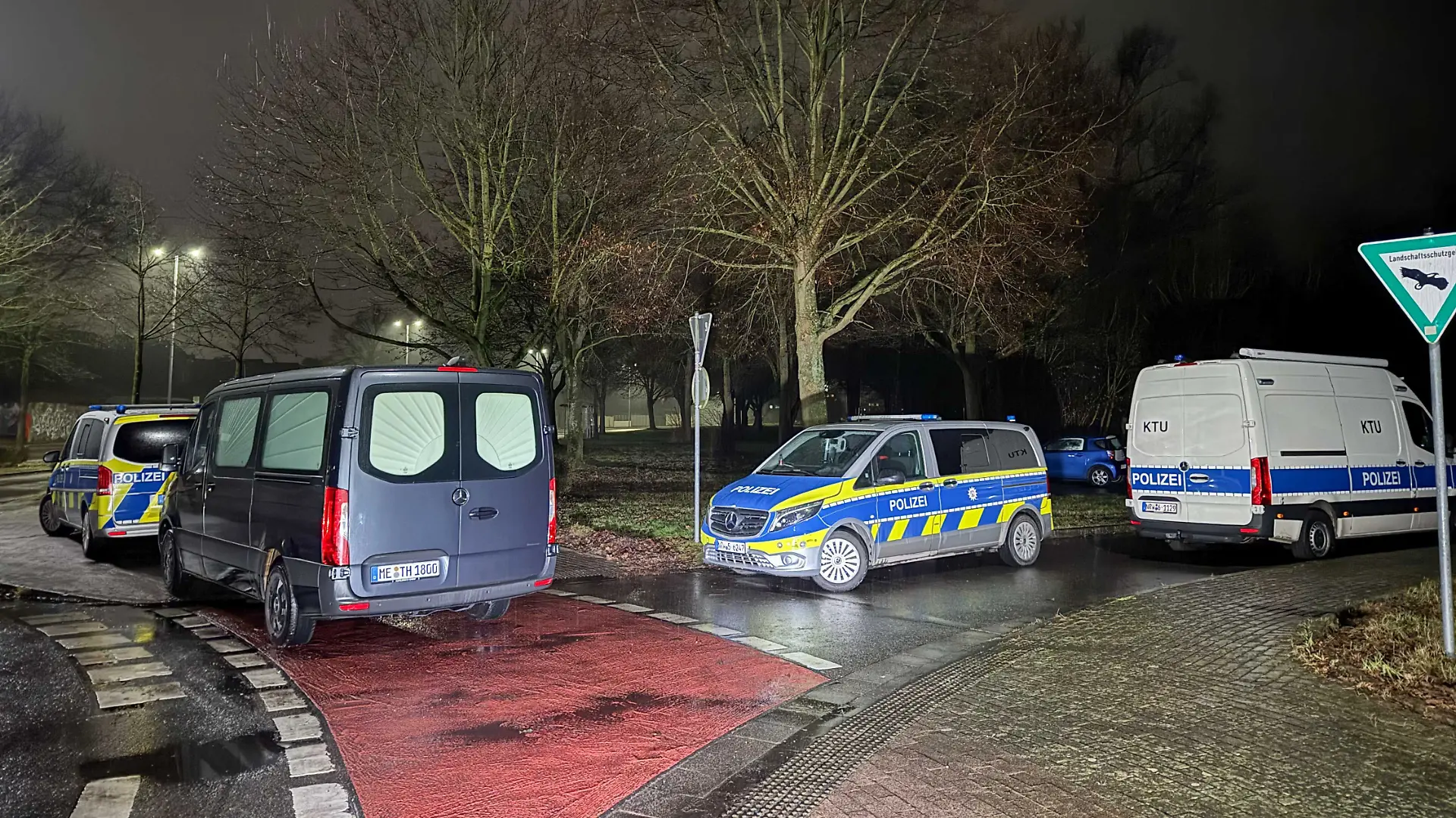 Einsatzfahrzeuge an einem Waldgebiet in Dormagen, wo die Leiche eines Jugendlichen gefunden worden war 