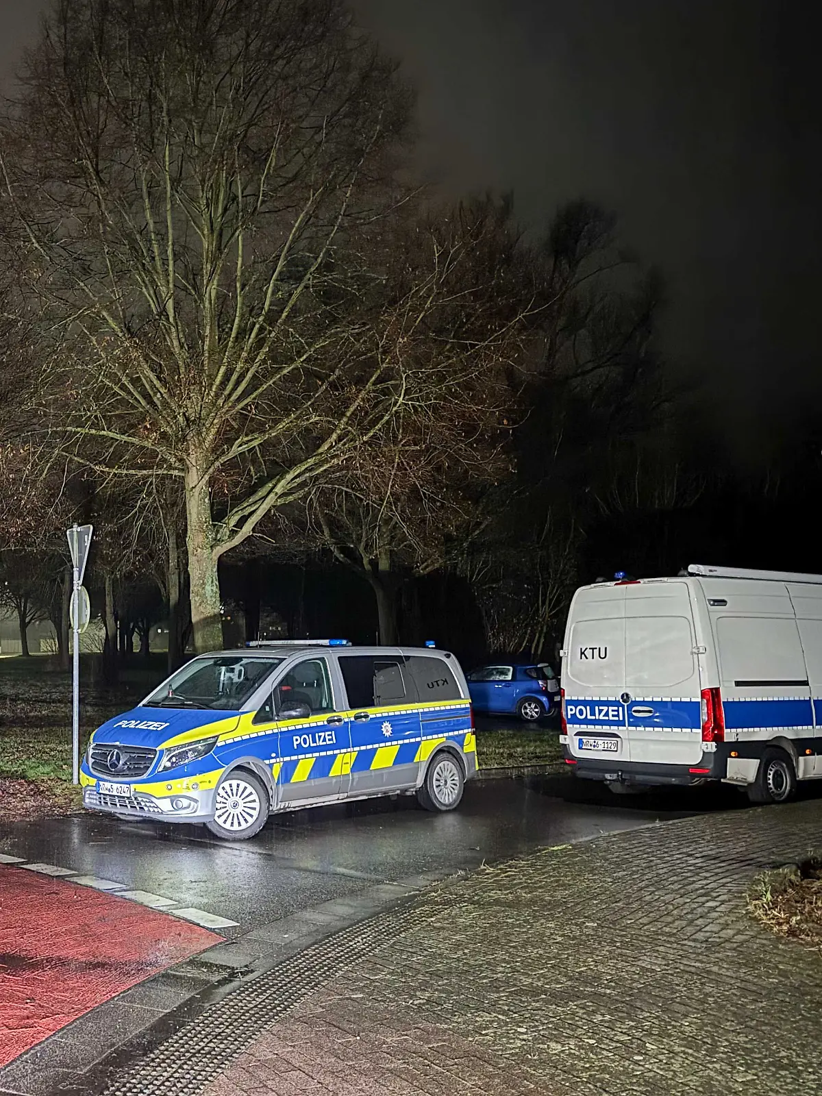 Einsatzfahrzeuge an einem Waldgebiet in Dormagen, wo die Leiche eines Jugendlichen gefunden worden war 