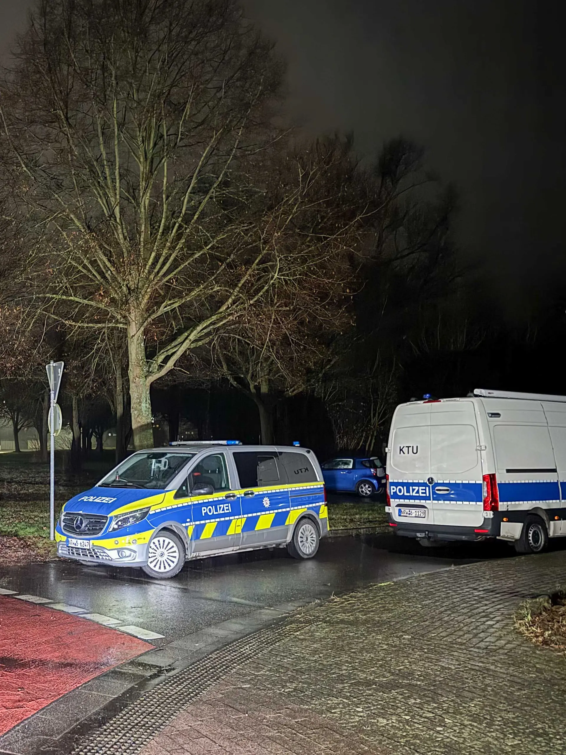 Einsatzfahrzeuge an einem Waldgebiet in Dormagen, wo die Leiche eines Jugendlichen gefunden worden war 