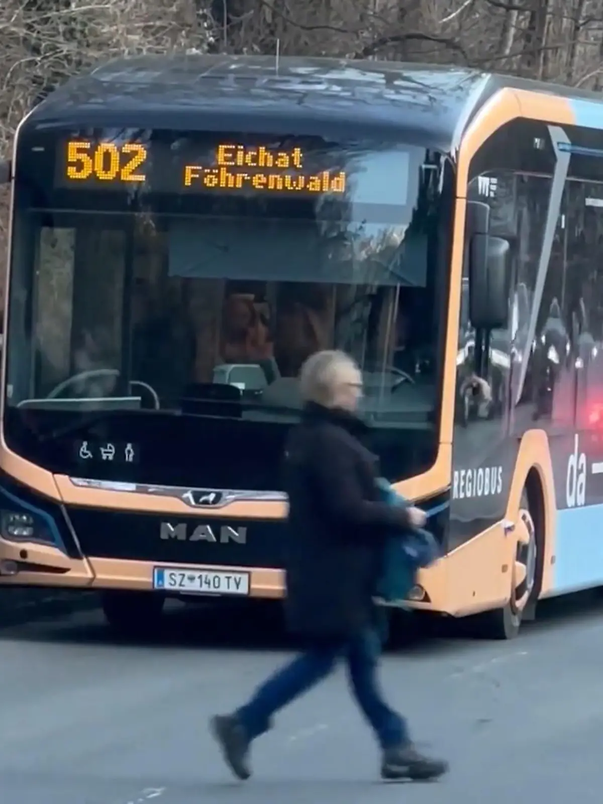 Bild zu: "Bitte zu Fuß weiterlaufen! Neuer E-Bus schafft Steigung nicht"