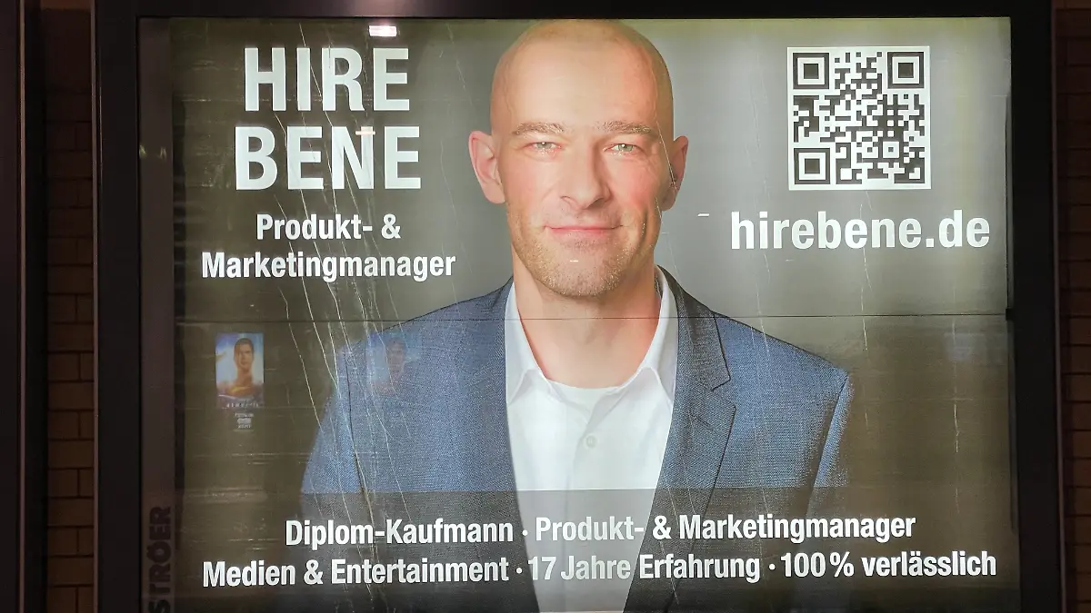 Aus-Verzweiflung-Dieser-Mann-sucht-mit-gro-en-Plakaten-in-ganz-Hamburg-nach-einem-Job