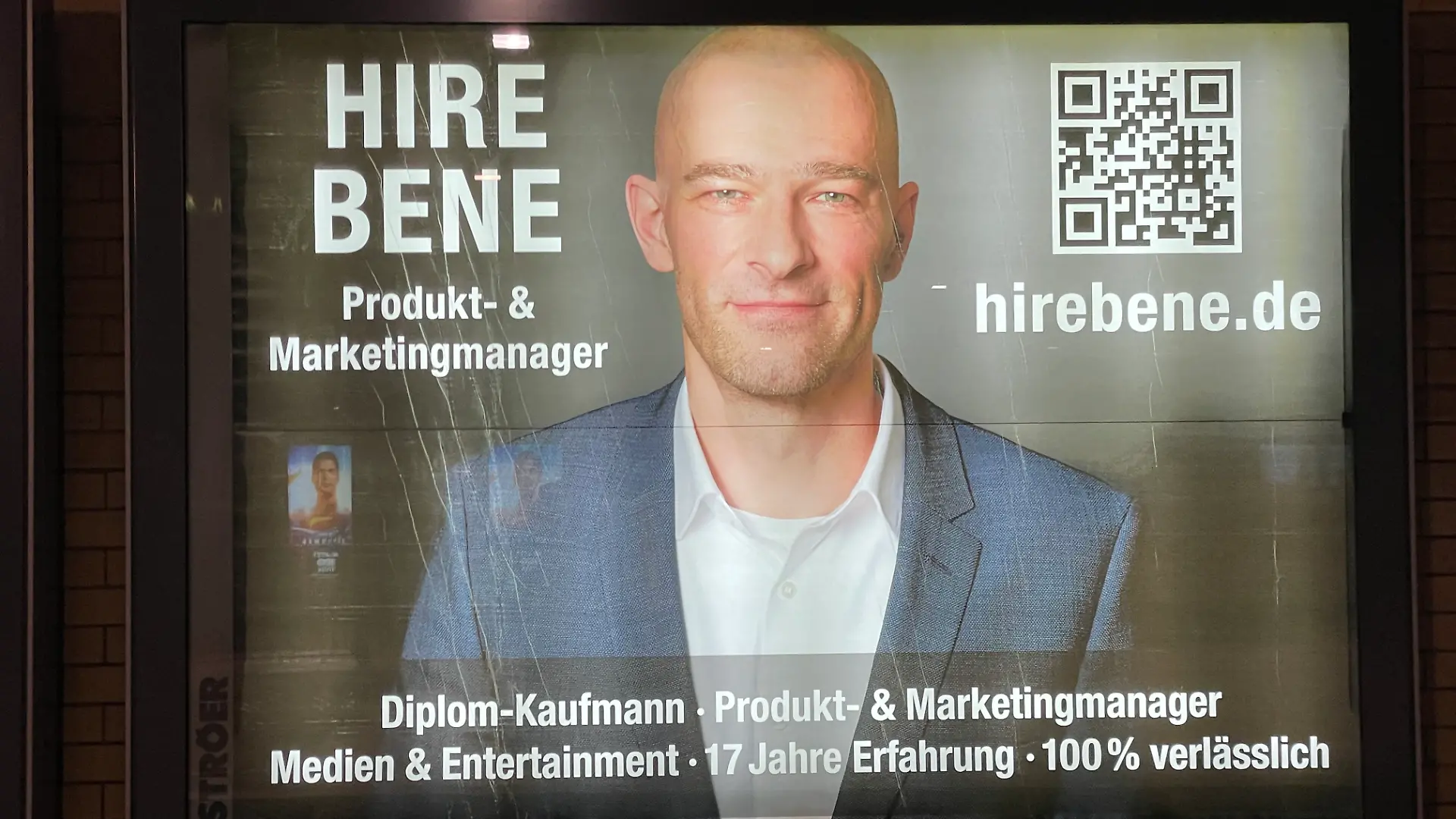 Eines der Plakate hängt direkt am Hamburger Hauptbahnhof.