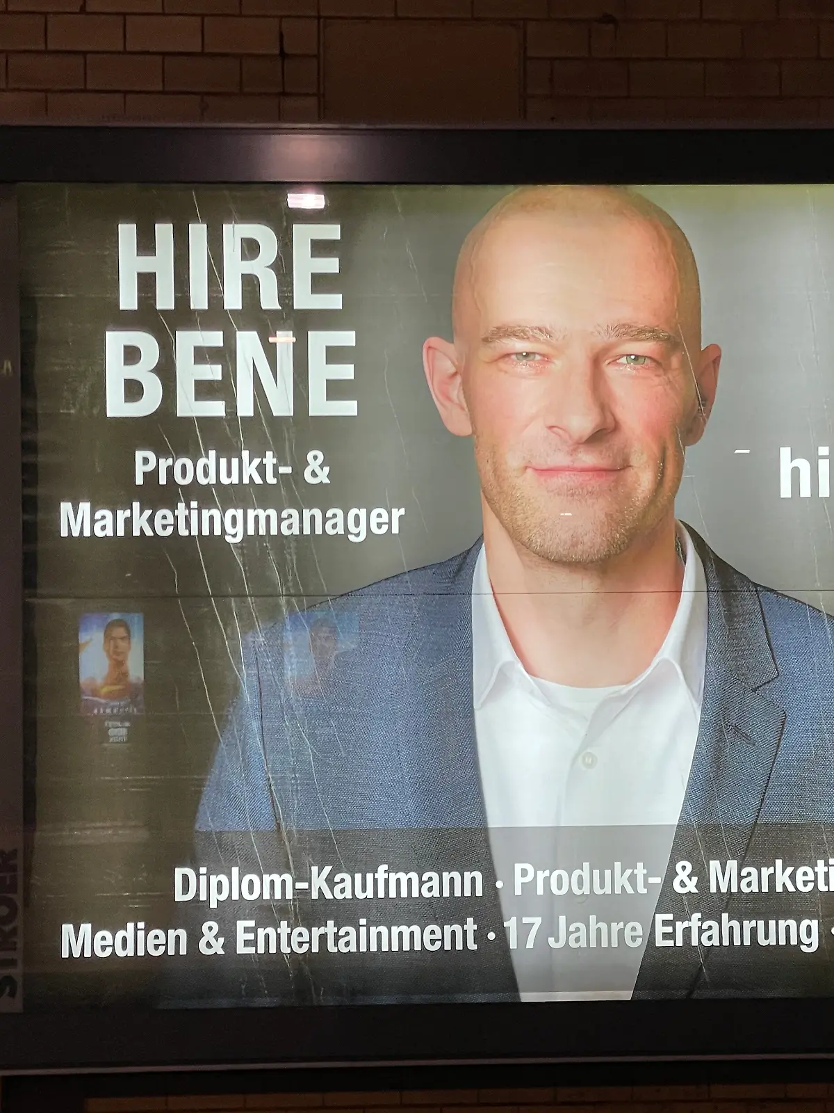 Bild zu: "Aus Verzweiflung! Dieser Mann sucht mit großen Plakaten in ganz Hamburg nach einem Job"