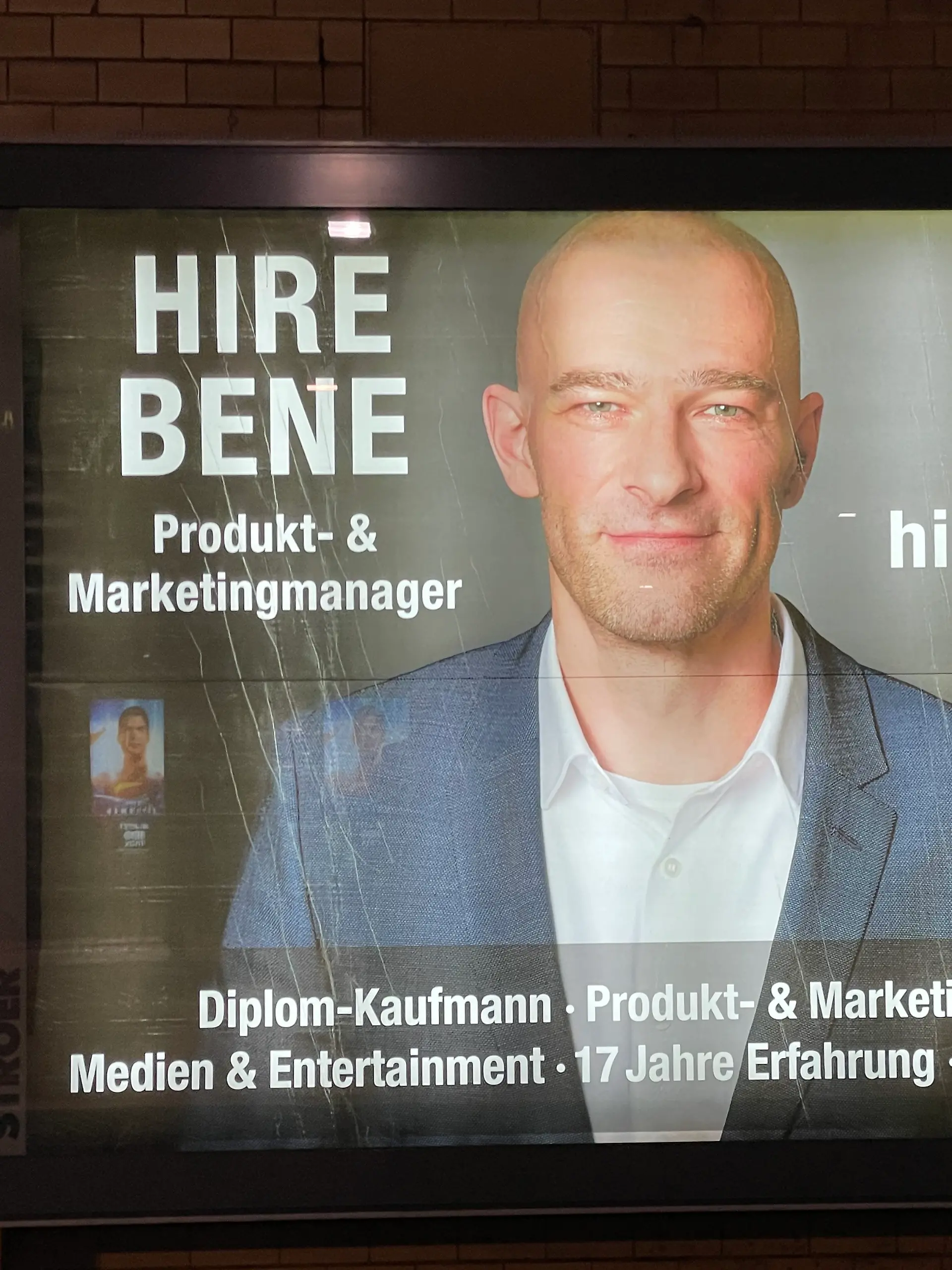 Bild zu: "Nach 70 Absagen! Dieser Mann sucht mit großen Plakaten nach einem Job"