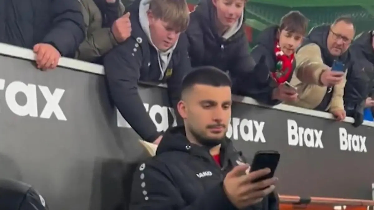 Super sympathisch! Hier telefoniert Deniz Undav mit Fan-Mutter Vor Foto mit Nationalspieler