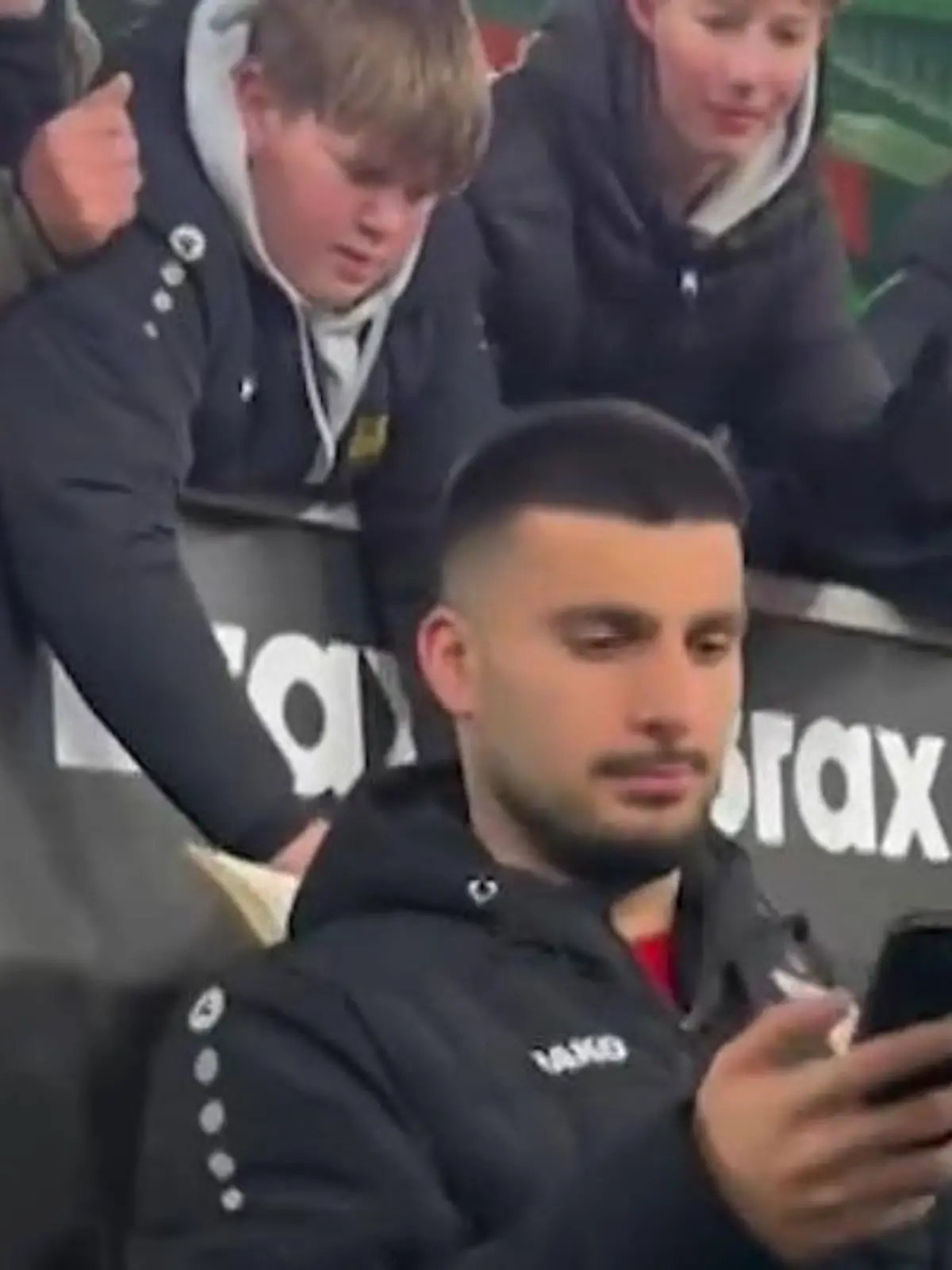 Bild zu: "Super sympathisch! Hier telefoniert Deniz Undav mit Fan-Mutter"